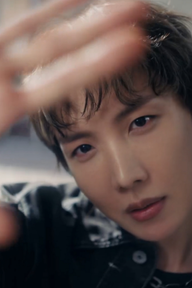 S 46186542 0 เซอร์ไพรส์แฟนทั่วโลก! BTS J-Hope ปรากฏตัวในทีเซอร์ใหม่ของ Samsung