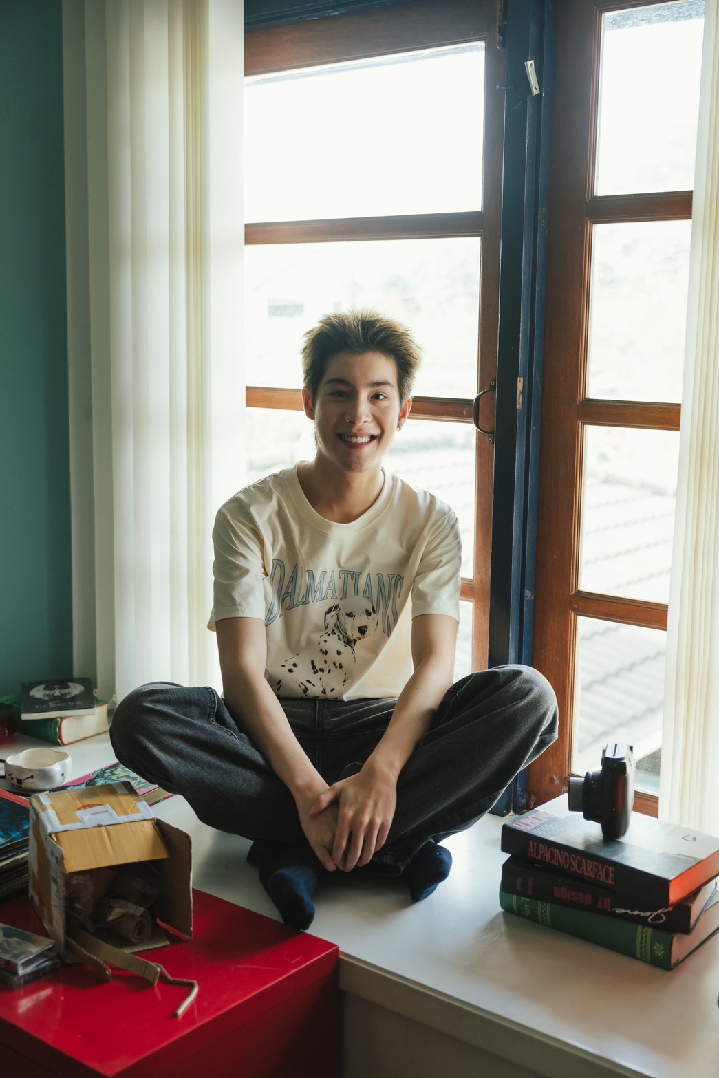 S 714211546 0 เปิด 7 ลุค 7 โมเมนต์ของ “เจ้านาย–จินเจษฎ์” ใน MV “ฝากส่งด้วยนะ” หล่อแบบ Boy Next Door เท่แบบหนุ่ม 90s
