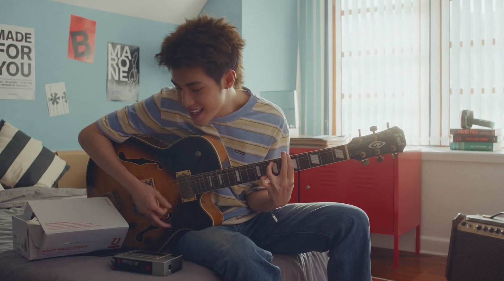S 714211551 0 เปิด 7 ลุค 7 โมเมนต์ของ “เจ้านาย–จินเจษฎ์” ใน MV “ฝากส่งด้วยนะ” หล่อแบบ Boy Next Door เท่แบบหนุ่ม 90s
