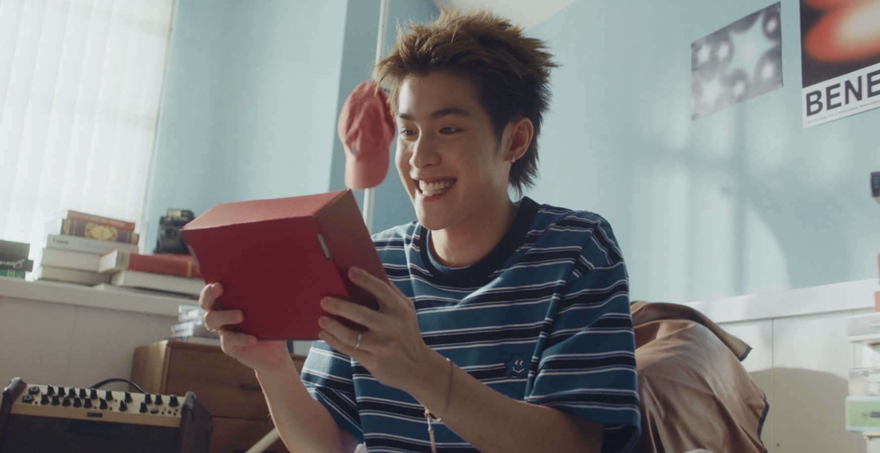 S 714211552 0 เปิด 7 ลุค 7 โมเมนต์ของ “เจ้านาย–จินเจษฎ์” ใน MV “ฝากส่งด้วยนะ” หล่อแบบ Boy Next Door เท่แบบหนุ่ม 90s