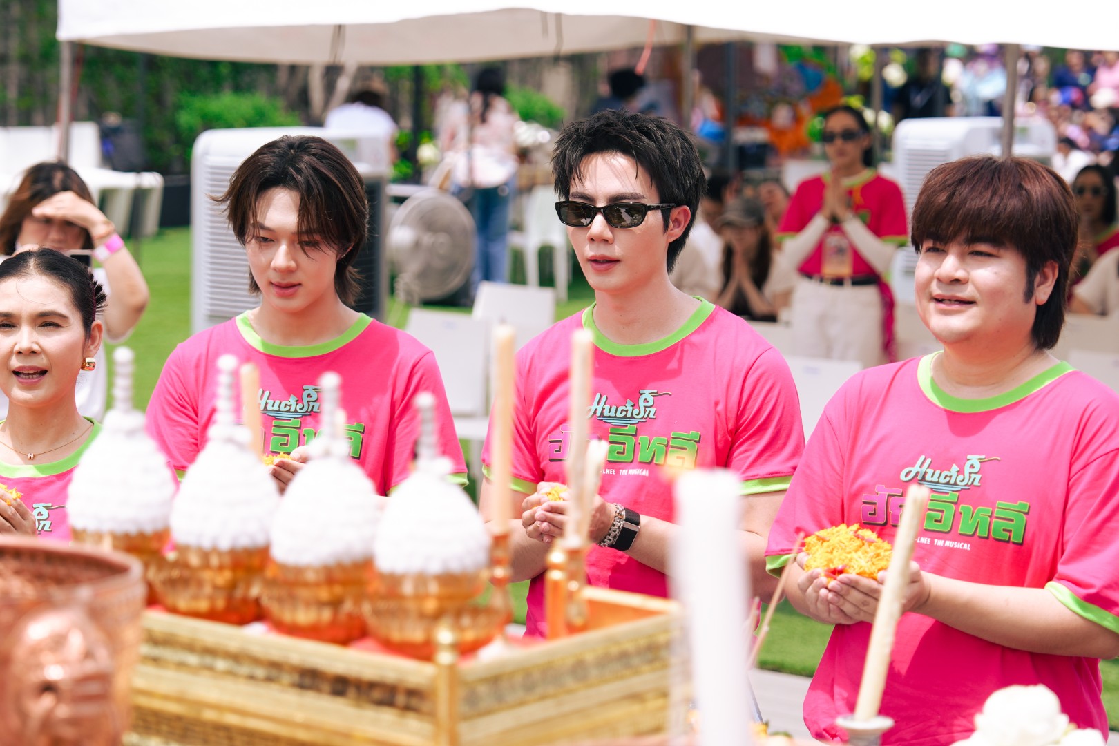 ซีรีส์ มนต์รักฮักอีหลี ถือฤกษ์ดีบวงสรวงเปิดกล้อง ‘ซี - นุนิว’ เตรียมเสิร์ฟความแซ่บ 3 บวงสรวง มนต์รักฮักอีหลี 4 ซีรีส์ มนต์รักฮักอีหลี ถือฤกษ์ดีบวงสรวงเปิดกล้อง ‘ซี - นุนิว’ เตรียมเสิร์ฟความแซ่บ