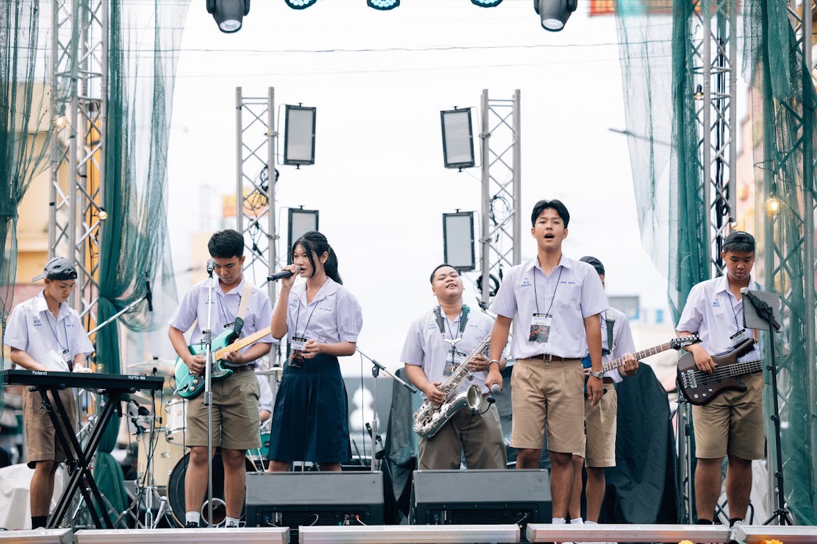 โรงเรียนพรหมานุสรณ์จังหวัดเพชรบุรี 1 บันทึกความทรงจำ "เล็ก รัชเมศฐ์" กับแฟนมีตสุดอบอุ่นที่บ้านเกิด ปิดฉากอัลบั้มแรกอย่างสวยงาม