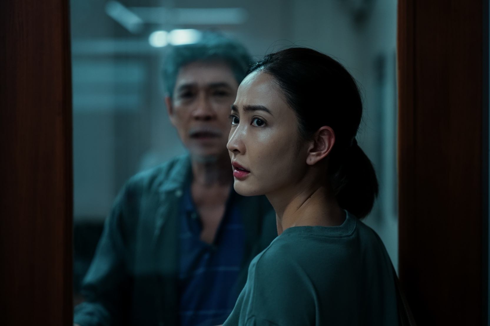 “ภาพลวงตาย” ซีรีส์แนวลึกลับ สุดเข้มข้น เปิดฉากพิสูจน์เส้นบางๆ ระหว่าง “ความเชื่อ” และ “ความจริง” 24 กันยายนนี้ ที่ Netflix เท่านั้น! 1 ภาพลวงตาย First Look 1 “ภาพลวงตาย” ซีรีส์แนวลึกลับ สุดเข้มข้น เปิดฉากพิสูจน์เส้นบางๆ ระหว่าง “ความเชื่อ” และ “ความจริง” 24 กันยายนนี้ ที่ Netflix เท่านั้น!