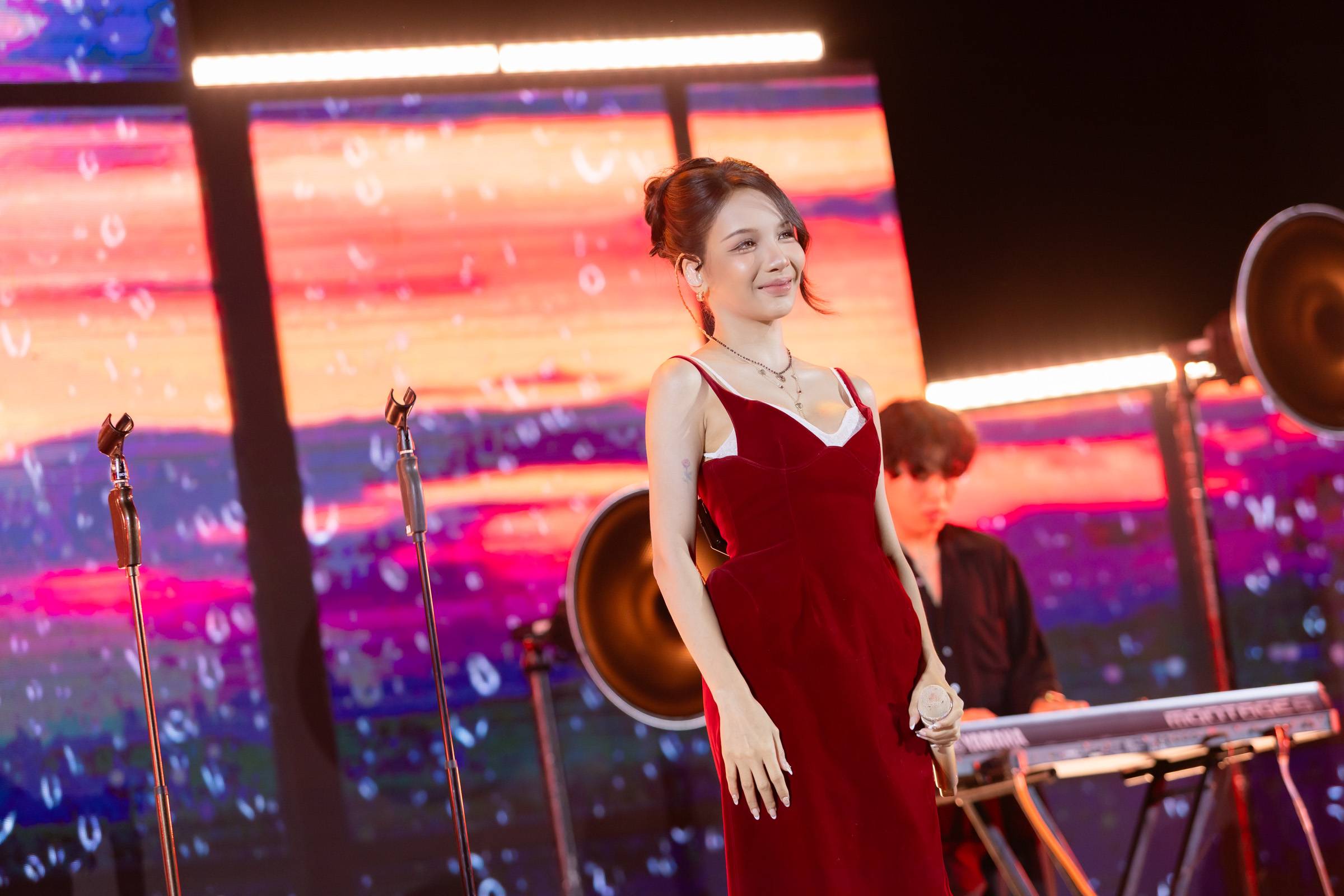 1786019971666 “โบกี้ไลอ้อน - ว่านวันวาน” พ่นไฟสนั่นฮอลล์ ซึ้งน้ำตาแตกใน COVER NIGHT LIVE : MOONLIGHT LOUNGE