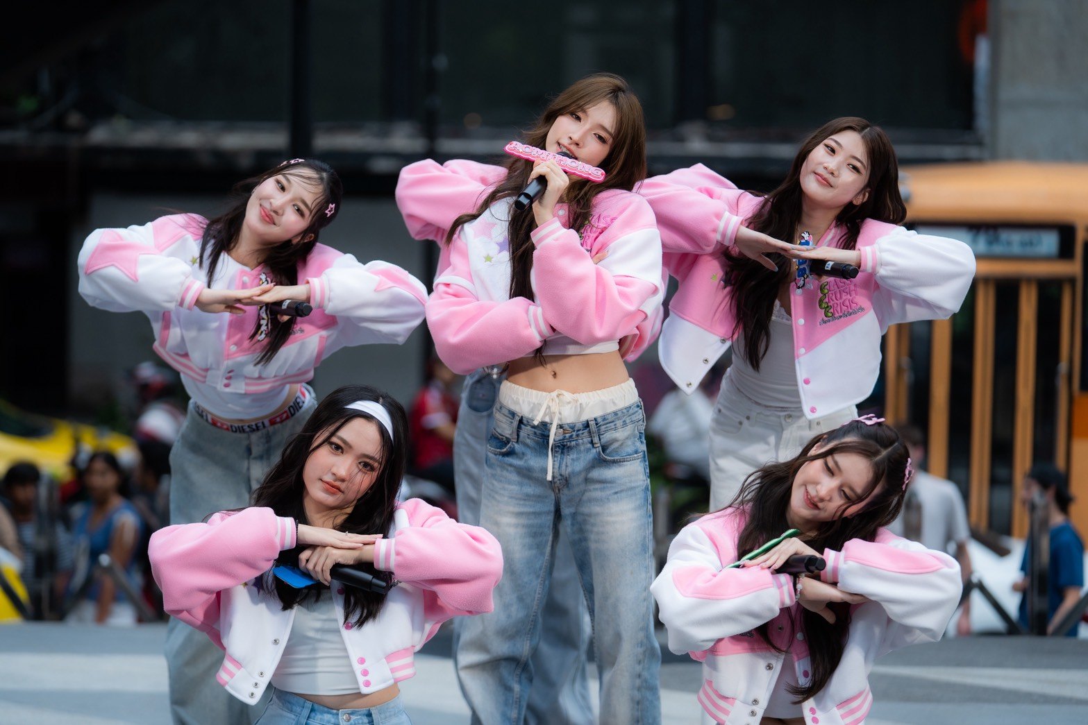 1787593461711 สยามดิสคัฟเวอรี่แทบแตก !! “CLASS CRUSH CRISIS” แท็กทีมโชว์ Busking#2 ยกก๊วนมาปล่อยพลังสดใสเต็มพิกัด! ก่อนนับถอยหลังสู่ FINAL EPISODE