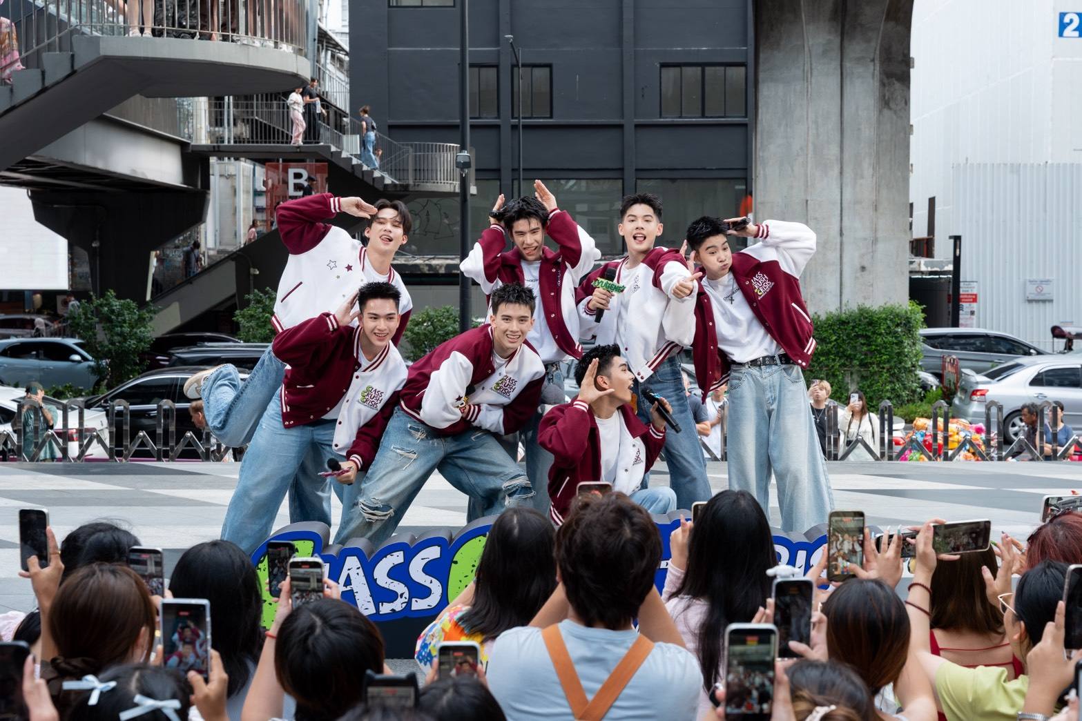 1787593466981 สยามดิสคัฟเวอรี่แทบแตก !! “CLASS CRUSH CRISIS” แท็กทีมโชว์ Busking#2 ยกก๊วนมาปล่อยพลังสดใสเต็มพิกัด! ก่อนนับถอยหลังสู่ FINAL EPISODE