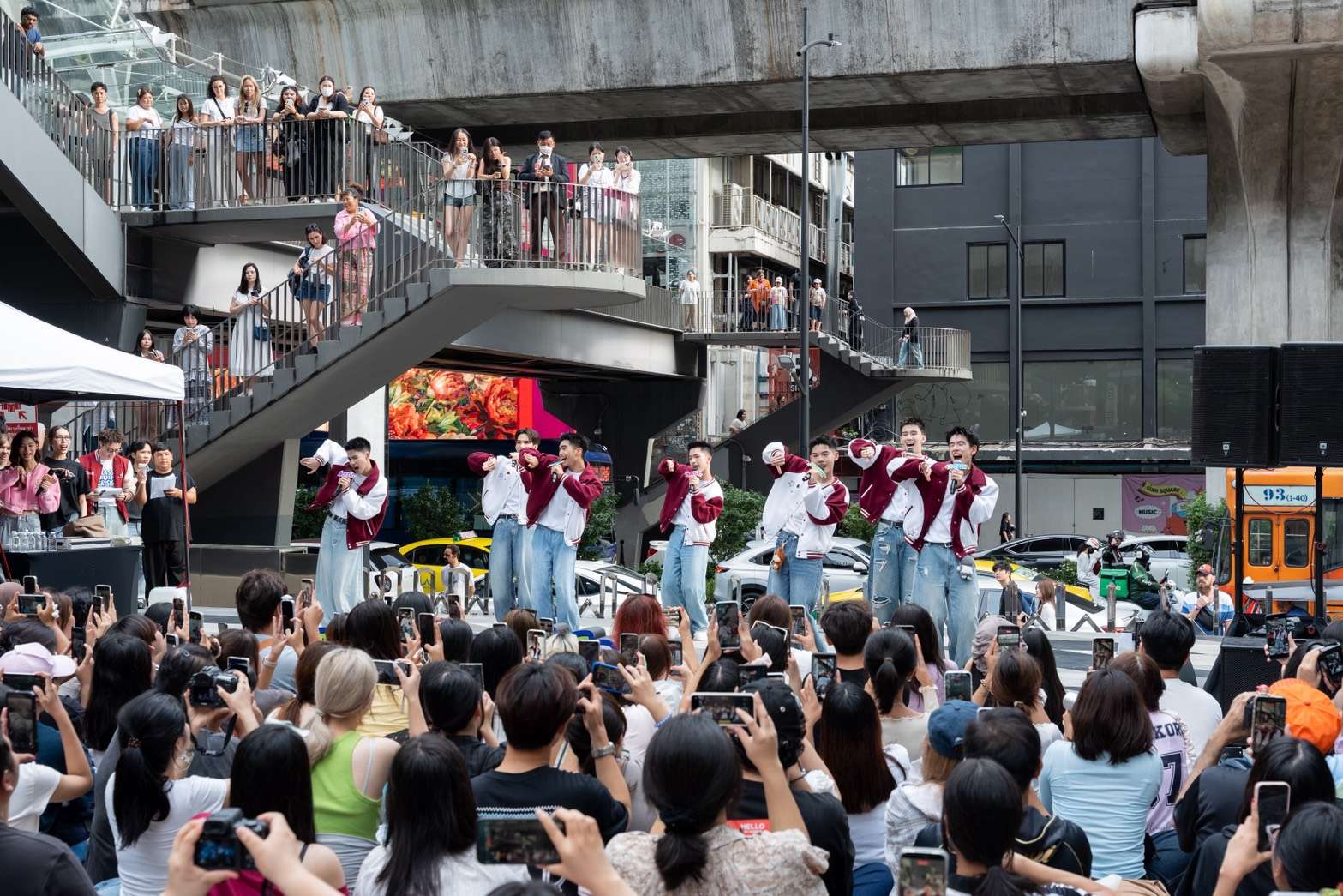 1787593467317 สยามดิสคัฟเวอรี่แทบแตก !! “CLASS CRUSH CRISIS” แท็กทีมโชว์ Busking#2 ยกก๊วนมาปล่อยพลังสดใสเต็มพิกัด! ก่อนนับถอยหลังสู่ FINAL EPISODE