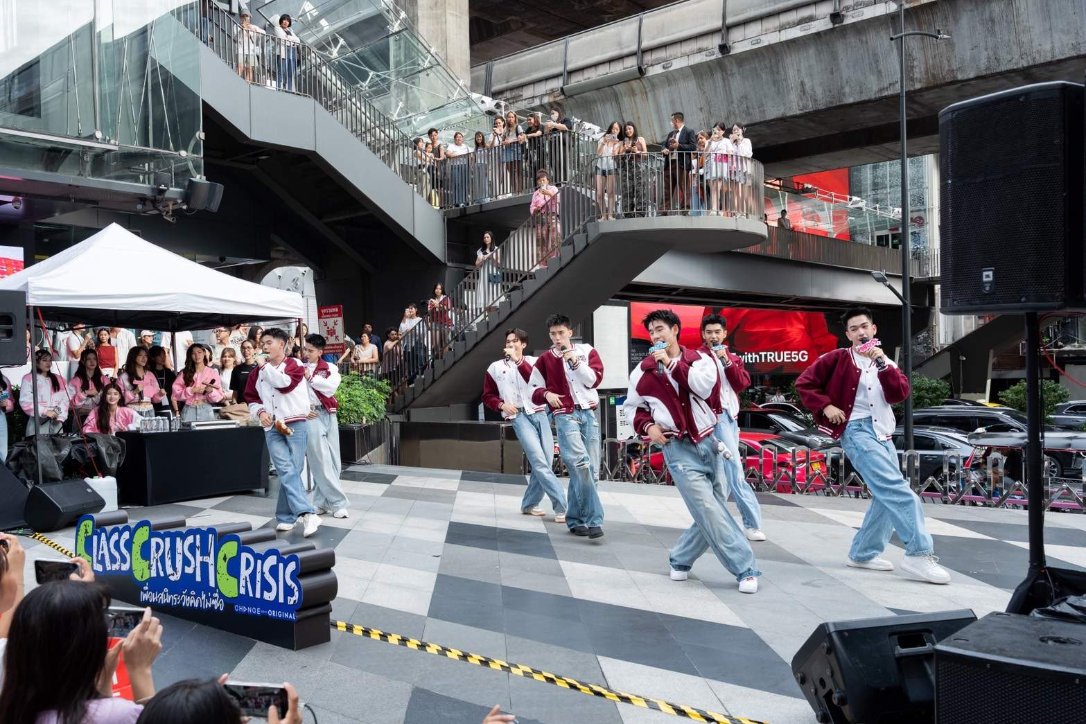 1787593467619 สยามดิสคัฟเวอรี่แทบแตก !! “CLASS CRUSH CRISIS” แท็กทีมโชว์ Busking#2 ยกก๊วนมาปล่อยพลังสดใสเต็มพิกัด! ก่อนนับถอยหลังสู่ FINAL EPISODE