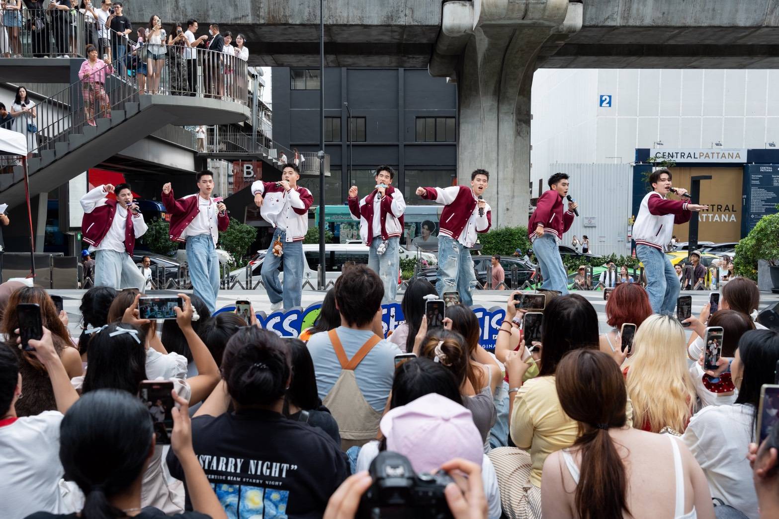 1787593467896 สยามดิสคัฟเวอรี่แทบแตก !! “CLASS CRUSH CRISIS” แท็กทีมโชว์ Busking#2 ยกก๊วนมาปล่อยพลังสดใสเต็มพิกัด! ก่อนนับถอยหลังสู่ FINAL EPISODE