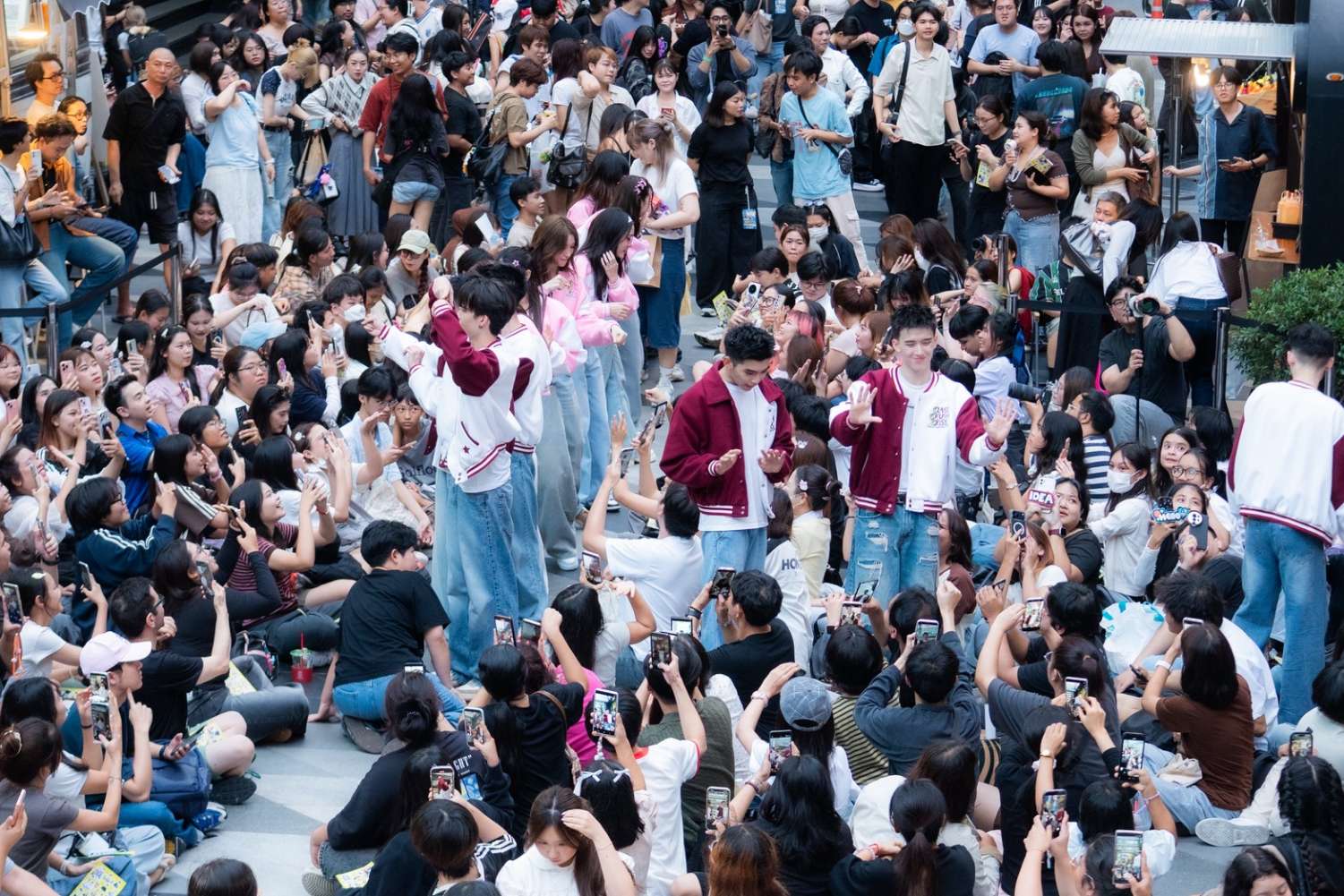 1787593472127 สยามดิสคัฟเวอรี่แทบแตก !! “CLASS CRUSH CRISIS” แท็กทีมโชว์ Busking#2 ยกก๊วนมาปล่อยพลังสดใสเต็มพิกัด! ก่อนนับถอยหลังสู่ FINAL EPISODE
