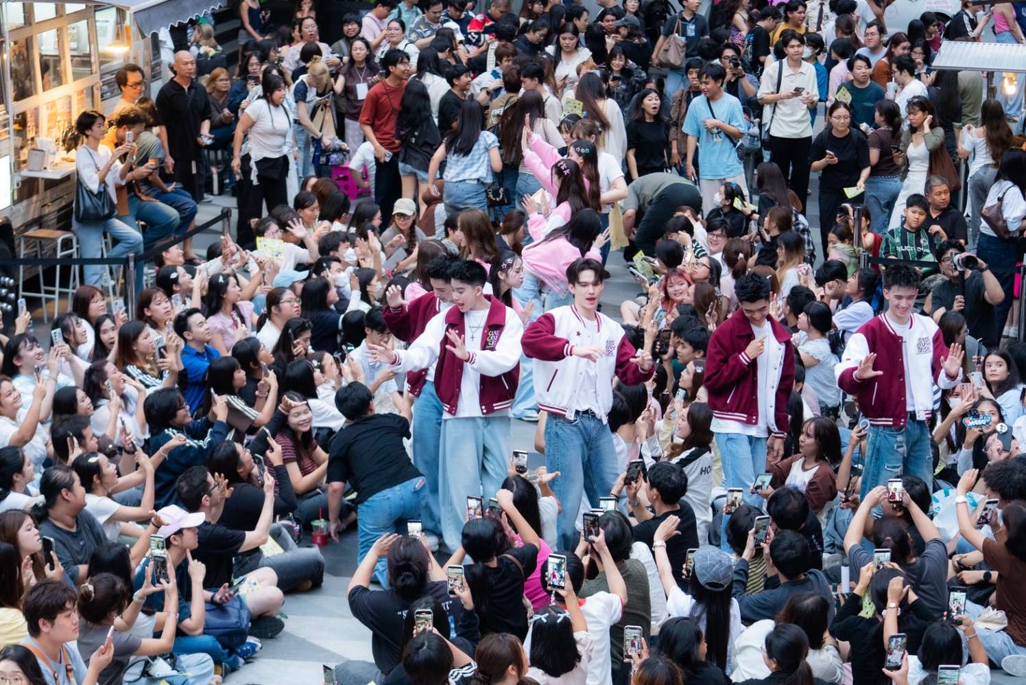 1787593472153 สยามดิสคัฟเวอรี่แทบแตก !! “CLASS CRUSH CRISIS” แท็กทีมโชว์ Busking#2 ยกก๊วนมาปล่อยพลังสดใสเต็มพิกัด! ก่อนนับถอยหลังสู่ FINAL EPISODE