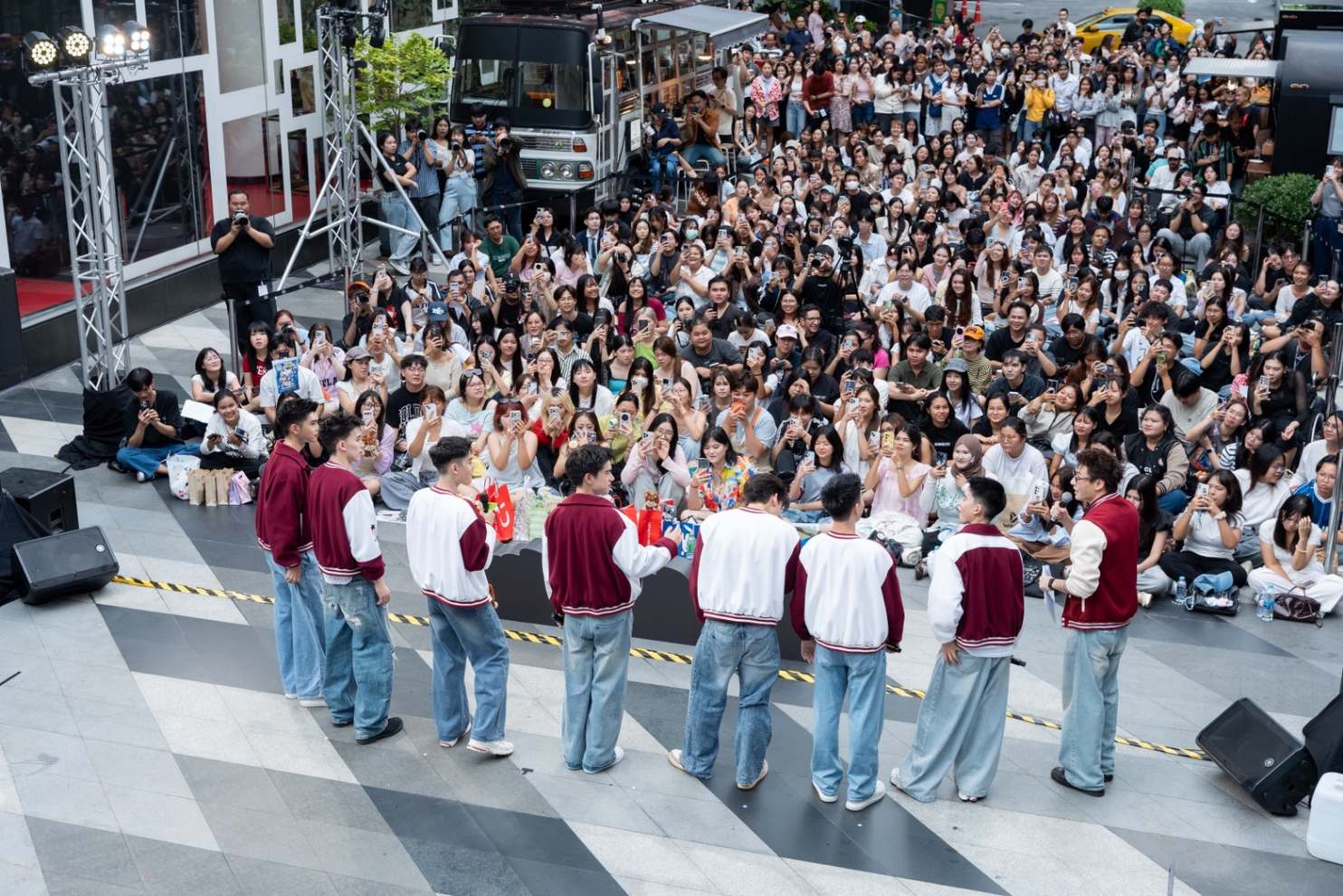 1787593473700 สยามดิสคัฟเวอรี่แทบแตก !! “CLASS CRUSH CRISIS” แท็กทีมโชว์ Busking#2 ยกก๊วนมาปล่อยพลังสดใสเต็มพิกัด! ก่อนนับถอยหลังสู่ FINAL EPISODE