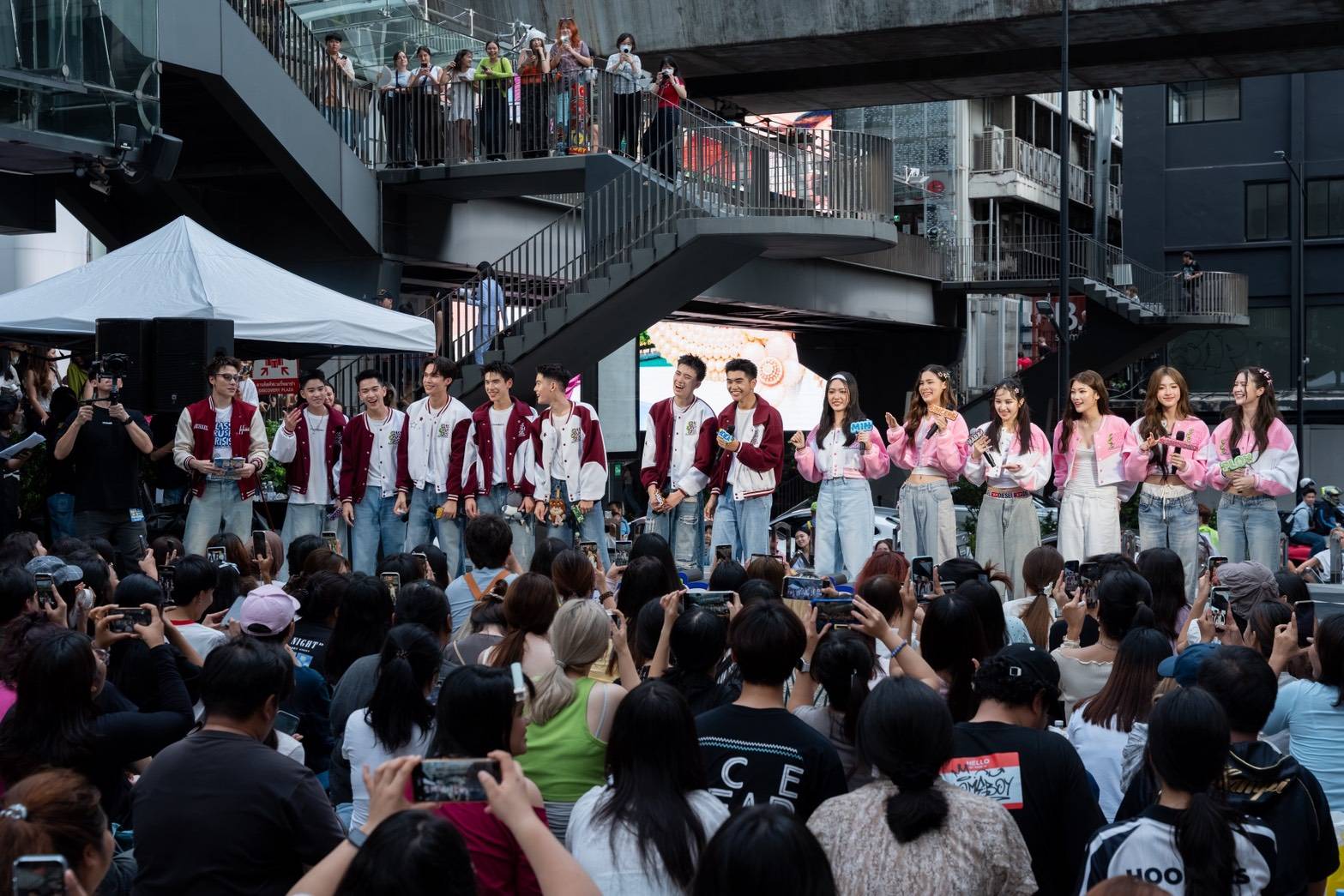 1787593473984 สยามดิสคัฟเวอรี่แทบแตก !! “CLASS CRUSH CRISIS” แท็กทีมโชว์ Busking#2 ยกก๊วนมาปล่อยพลังสดใสเต็มพิกัด! ก่อนนับถอยหลังสู่ FINAL EPISODE