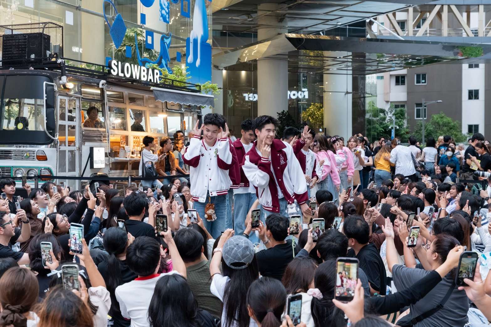 สยามดิสคัฟเวอรี่แทบแตก !! “CLASS CRUSH CRISIS” แท็กทีมโชว์ Busking#2 ยกก๊วนมาปล่อยพลังสดใสเต็มพิกัด! ก่อนนับถอยหลังสู่ FINAL EPISODE 45 1787593474330 สยามดิสคัฟเวอรี่แทบแตก !! “CLASS CRUSH CRISIS” แท็กทีมโชว์ Busking#2 ยกก๊วนมาปล่อยพลังสดใสเต็มพิกัด! ก่อนนับถอยหลังสู่ FINAL EPISODE