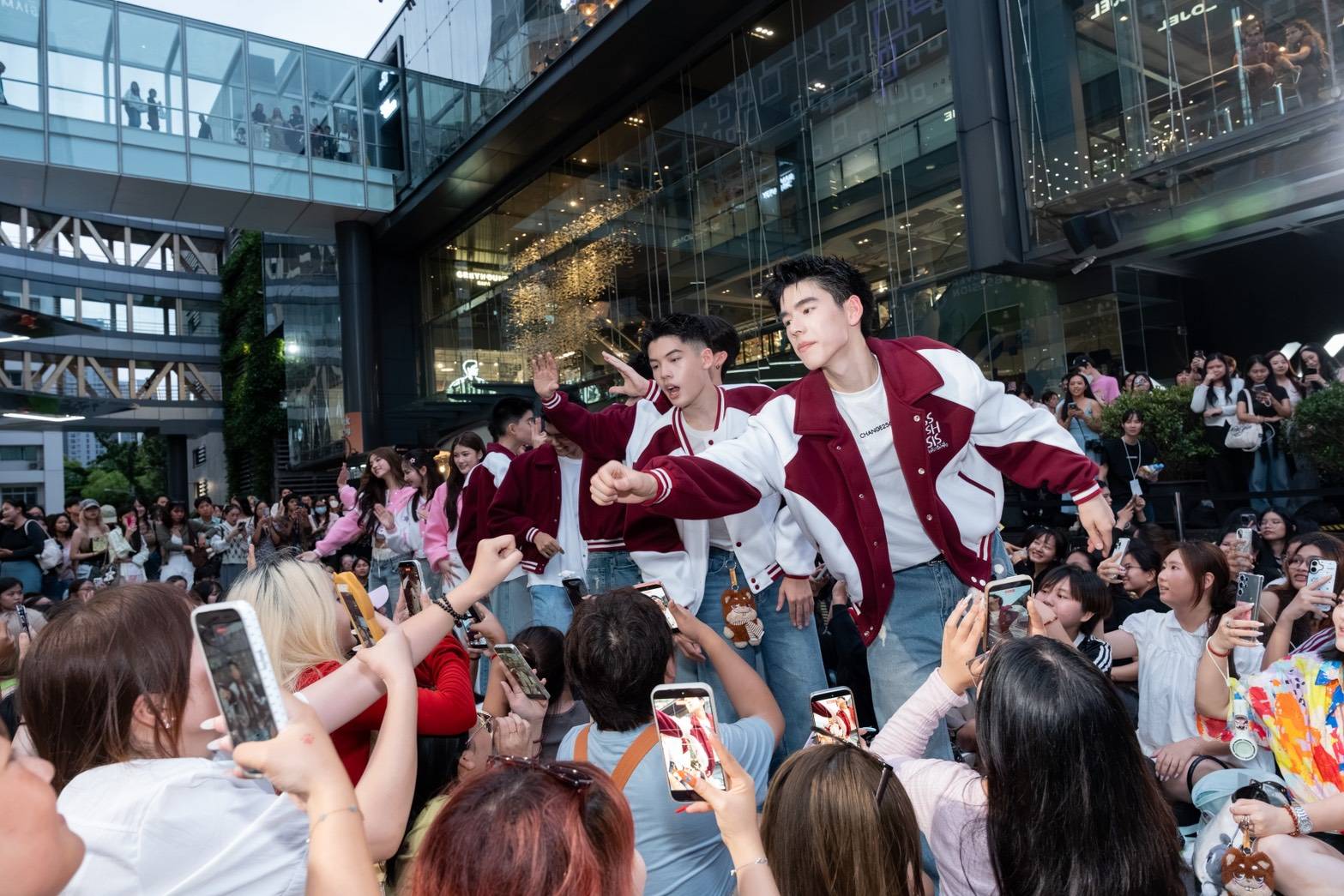 1787593474632 สยามดิสคัฟเวอรี่แทบแตก !! “CLASS CRUSH CRISIS” แท็กทีมโชว์ Busking#2 ยกก๊วนมาปล่อยพลังสดใสเต็มพิกัด! ก่อนนับถอยหลังสู่ FINAL EPISODE