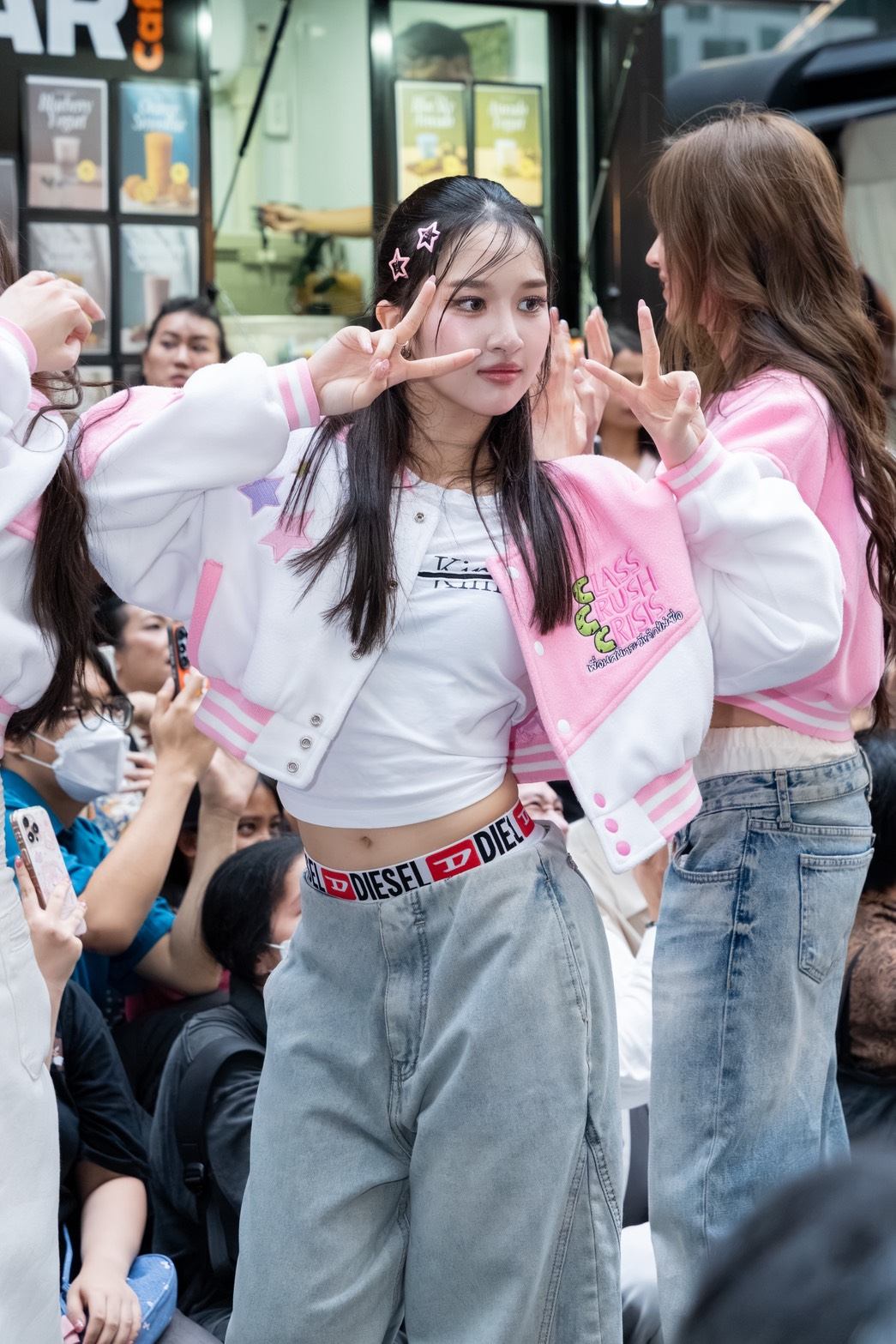 1787593479027 สยามดิสคัฟเวอรี่แทบแตก !! “CLASS CRUSH CRISIS” แท็กทีมโชว์ Busking#2 ยกก๊วนมาปล่อยพลังสดใสเต็มพิกัด! ก่อนนับถอยหลังสู่ FINAL EPISODE