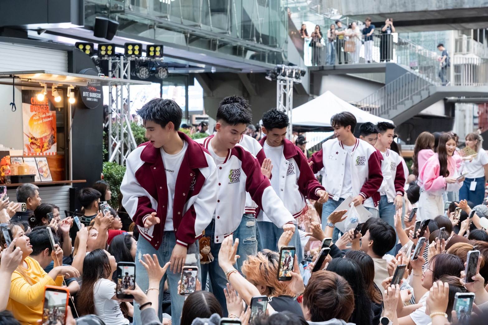 1787593479057 สยามดิสคัฟเวอรี่แทบแตก !! “CLASS CRUSH CRISIS” แท็กทีมโชว์ Busking#2 ยกก๊วนมาปล่อยพลังสดใสเต็มพิกัด! ก่อนนับถอยหลังสู่ FINAL EPISODE