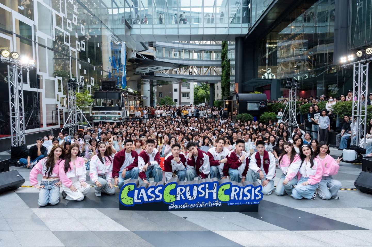 สยามดิสคัฟเวอรี่แทบแตก !! “CLASS CRUSH CRISIS” แท็กทีมโชว์ Busking#2 ยกก๊วนมาปล่อยพลังสดใสเต็มพิกัด! ก่อนนับถอยหลังสู่ FINAL EPISODE 1 1787593479821 สยามดิสคัฟเวอรี่แทบแตก !! “CLASS CRUSH CRISIS” แท็กทีมโชว์ Busking#2 ยกก๊วนมาปล่อยพลังสดใสเต็มพิกัด! ก่อนนับถอยหลังสู่ FINAL EPISODE