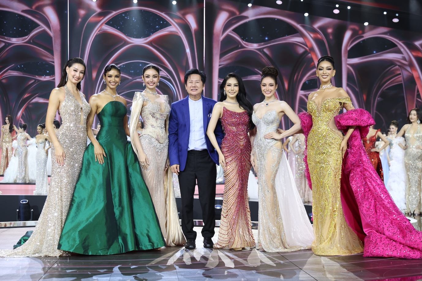 บอสณวัฒน์ พิธีกร และ ผู้ชนะแคมเปญ “Miss Universe Thailand 2026” ฟาดจัดเต็ม ชุดว่ายน้ำ-ชุดราตรีเก็บคะแนนรอบ Preliminary