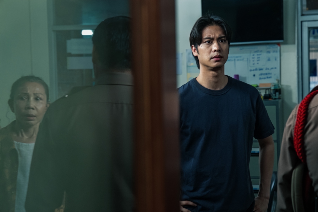 ภาพลวงตาย First Look 13 “ภาพลวงตาย” ซีรีส์แนวลึกลับ สุดเข้มข้น เปิดฉากพิสูจน์เส้นบางๆ ระหว่าง “ความเชื่อ” และ “ความจริง” 24 กันยายนนี้ ที่ Netflix เท่านั้น!