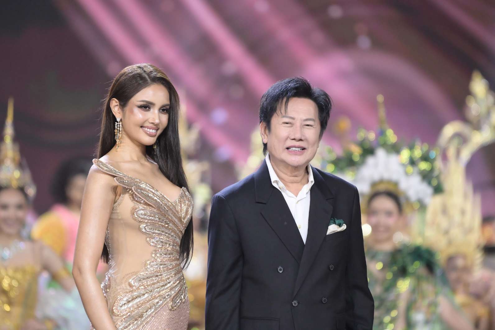 จัดเต็มเซ็ตภาพ 77 ชุดประจำชาติ Miss Universe Thailand 2026 1 วีนา และ บอสณวัฒน์ จัดเต็มเซ็ตภาพ 77 ชุดประจำชาติ Miss Universe Thailand 2026