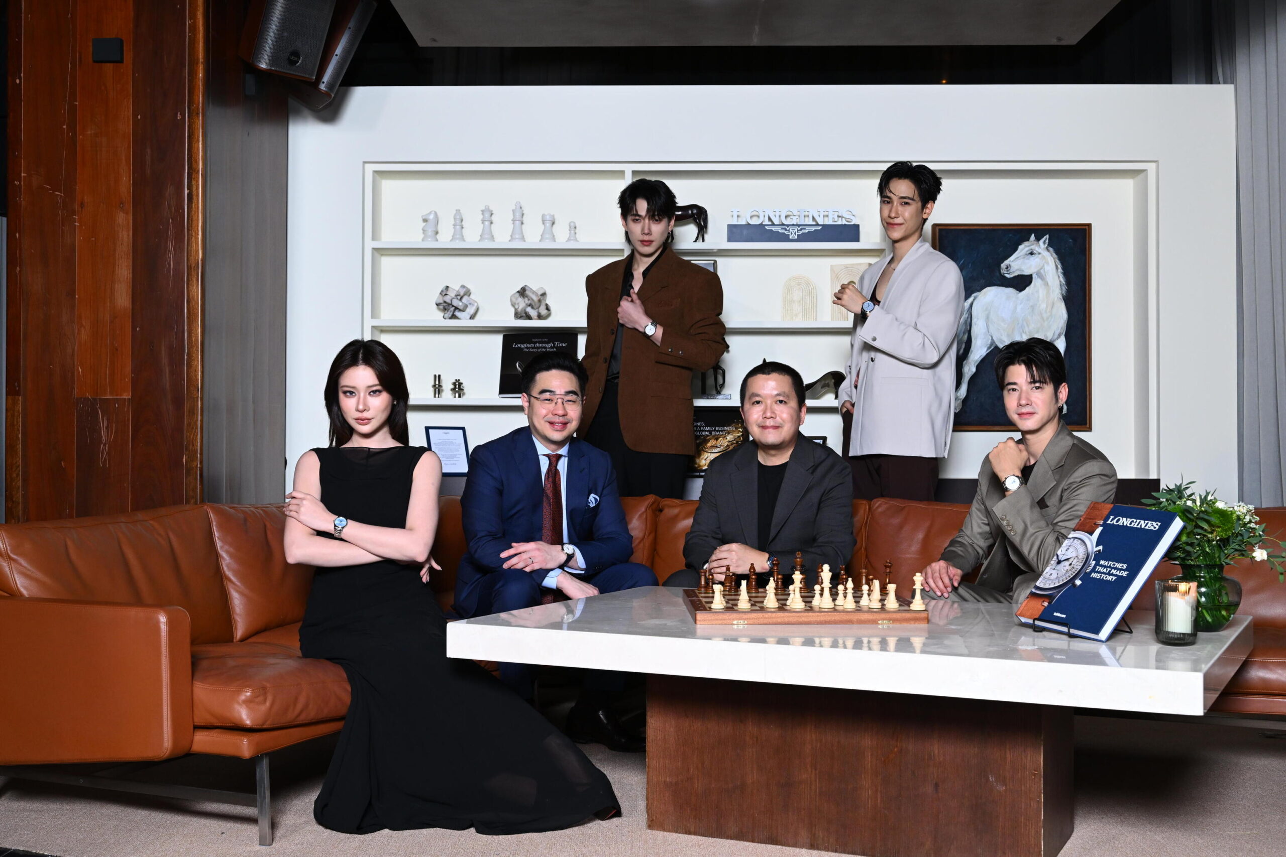 ภาพหมู่และผู้บริหาร 1 scaled Friend of Longines มาริโอ้ - เก้า นำทีม จูเนียร์ - ต้าห์อู๋ ร่วมงานเปิดตัว “The Longines Master Collection”