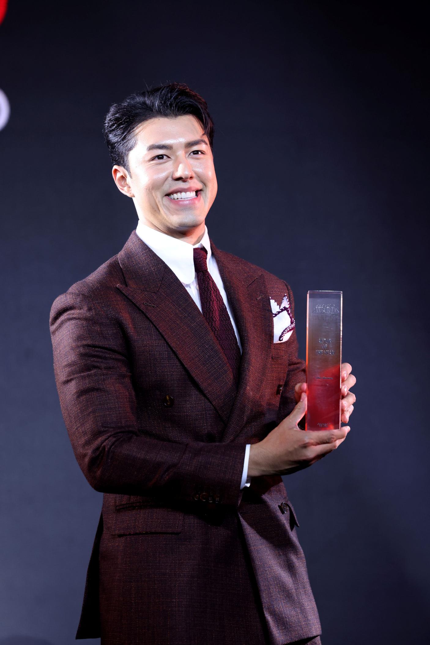 1 รางวัล Actor of the Year Praew Awards 2026 งานประกาศรางวัล ในวาระครบรอบ 47 ปี นิตยสารแพรว มอบให้แก่บุคคลที่โดดเด่นในแต่ละสาขา