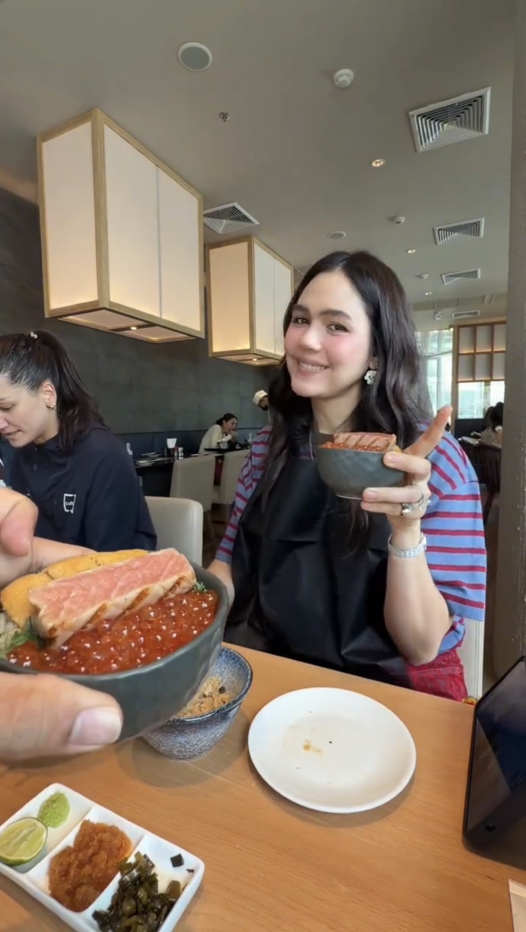 2. ตามรอย ชมพู่ อารยา เปิดพิกัดร้านโปรด KAYAKI ตามรอย“ชมพู่ อารยา” เปิดพิกัดร้านโปรด KAYAKI สไตล์ YAKIZAKANA สุดพรีเมียม