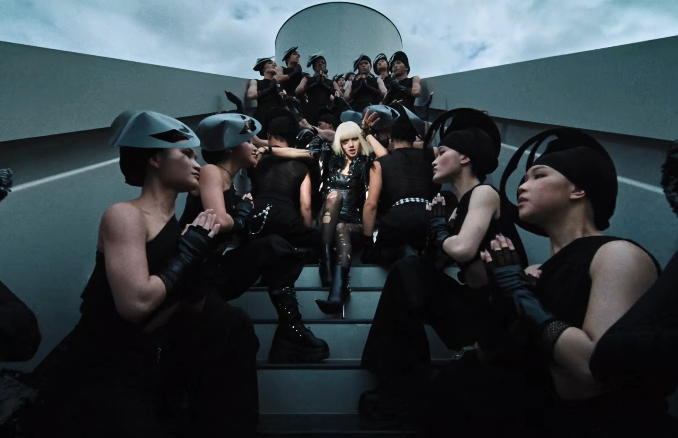 LISA SaWaDiKa Official Music Video1 SaWaDiKa! มงลง ‘ลิซ่า’ อัดแน่นอัตลักษณ์ไทยสับๆแบบตัวมัม แบบตัวแม่ สะเทือนยูทูบด้วยสถิติอันดับ 1 แห่งปี 2026