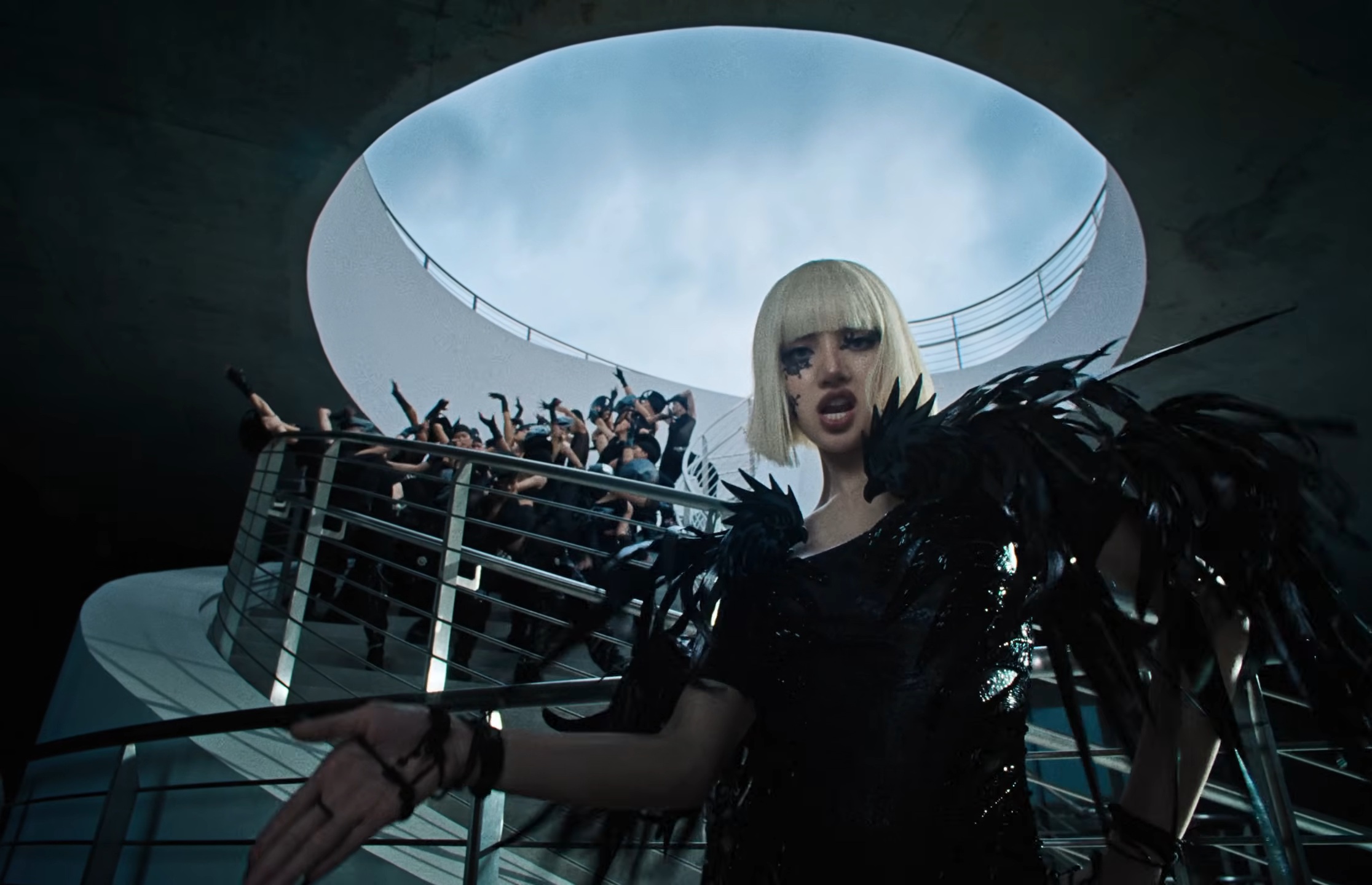 LISA SaWaDiKa Official Music Video11 SaWaDiKa! มงลง ‘ลิซ่า’ อัดแน่นอัตลักษณ์ไทยสับๆแบบตัวมัม แบบตัวแม่ สะเทือนยูทูบด้วยสถิติอันดับ 1 แห่งปี 2026