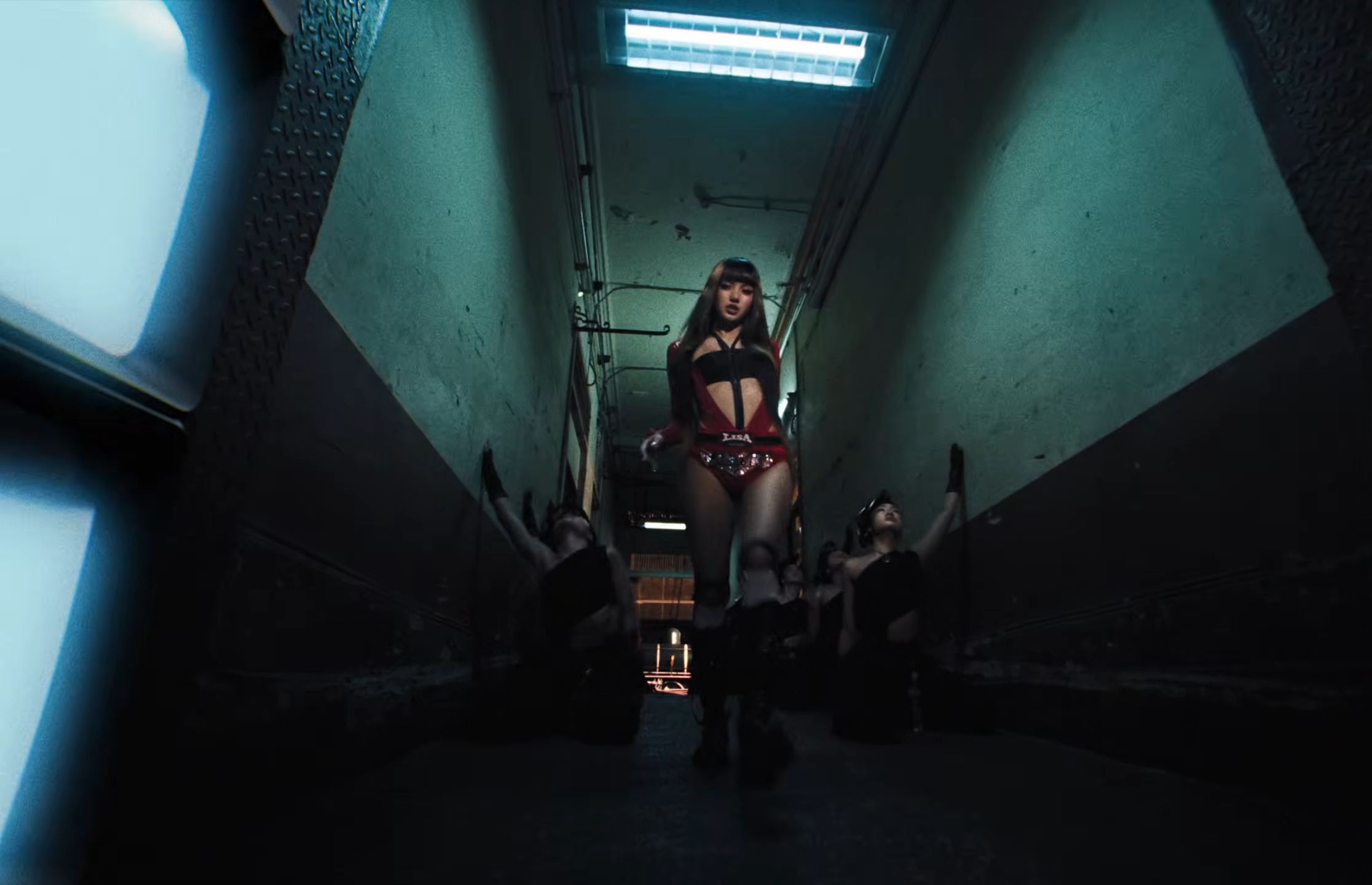 LISA SaWaDiKa Official Music Video13 SaWaDiKa! มงลง ‘ลิซ่า’ อัดแน่นอัตลักษณ์ไทยสับๆแบบตัวมัม แบบตัวแม่ สะเทือนยูทูบด้วยสถิติอันดับ 1 แห่งปี 2026