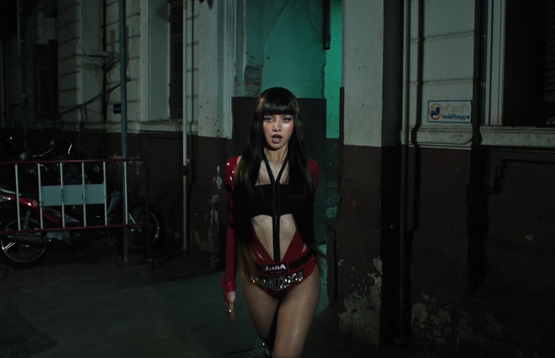 LISA SaWaDiKa Official Music Video14 SaWaDiKa! มงลง ‘ลิซ่า’ อัดแน่นอัตลักษณ์ไทยสับๆแบบตัวมัม แบบตัวแม่ สะเทือนยูทูบด้วยสถิติอันดับ 1 แห่งปี 2026