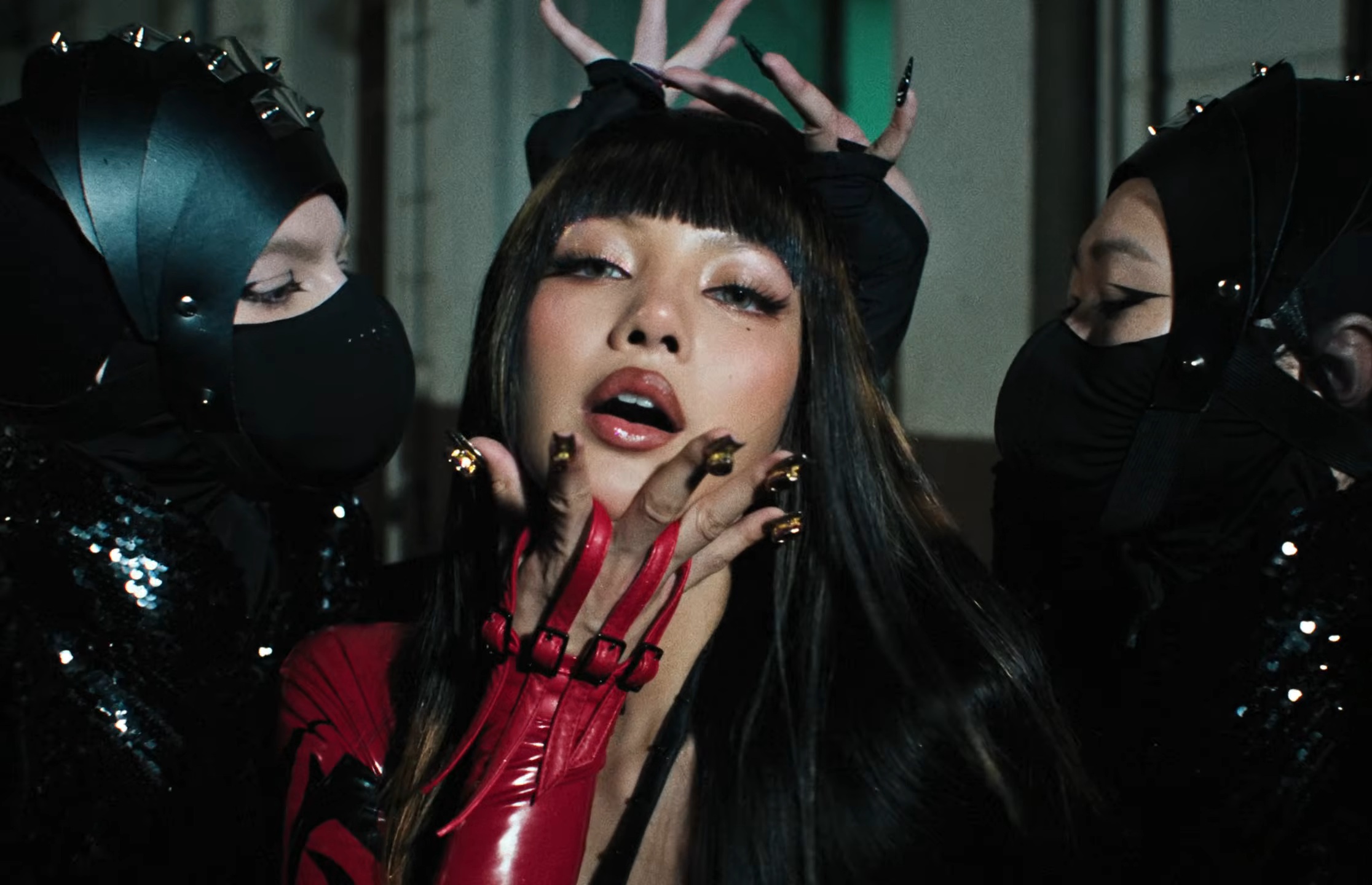LISA SaWaDiKa Official Music Video15 SaWaDiKa! มงลง ‘ลิซ่า’ อัดแน่นอัตลักษณ์ไทยสับๆแบบตัวมัม แบบตัวแม่ สะเทือนยูทูบด้วยสถิติอันดับ 1 แห่งปี 2026