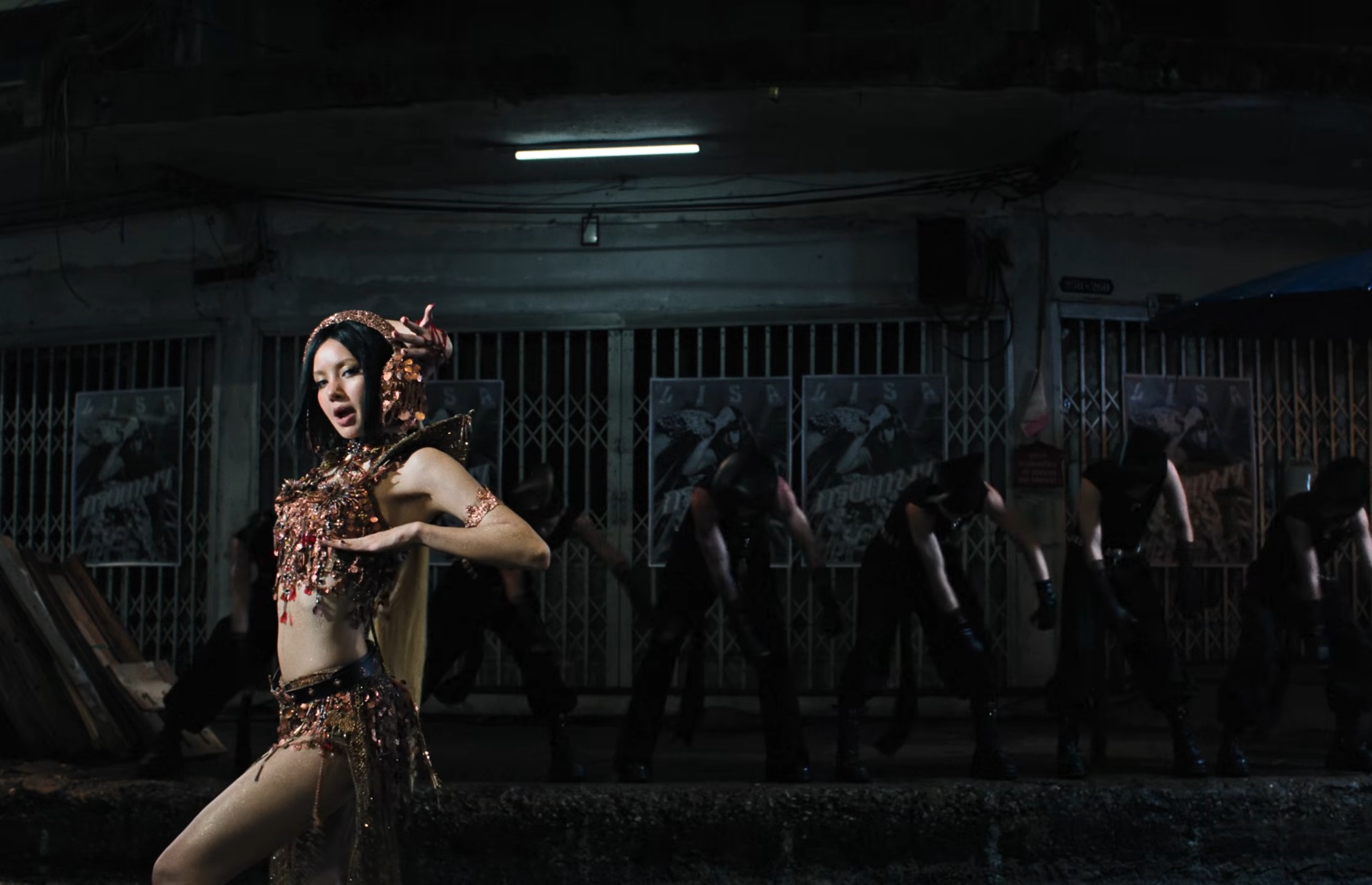 LISA SaWaDiKa Official Music Video17 SaWaDiKa! มงลง ‘ลิซ่า’ อัดแน่นอัตลักษณ์ไทยสับๆแบบตัวมัม แบบตัวแม่ สะเทือนยูทูบด้วยสถิติอันดับ 1 แห่งปี 2026