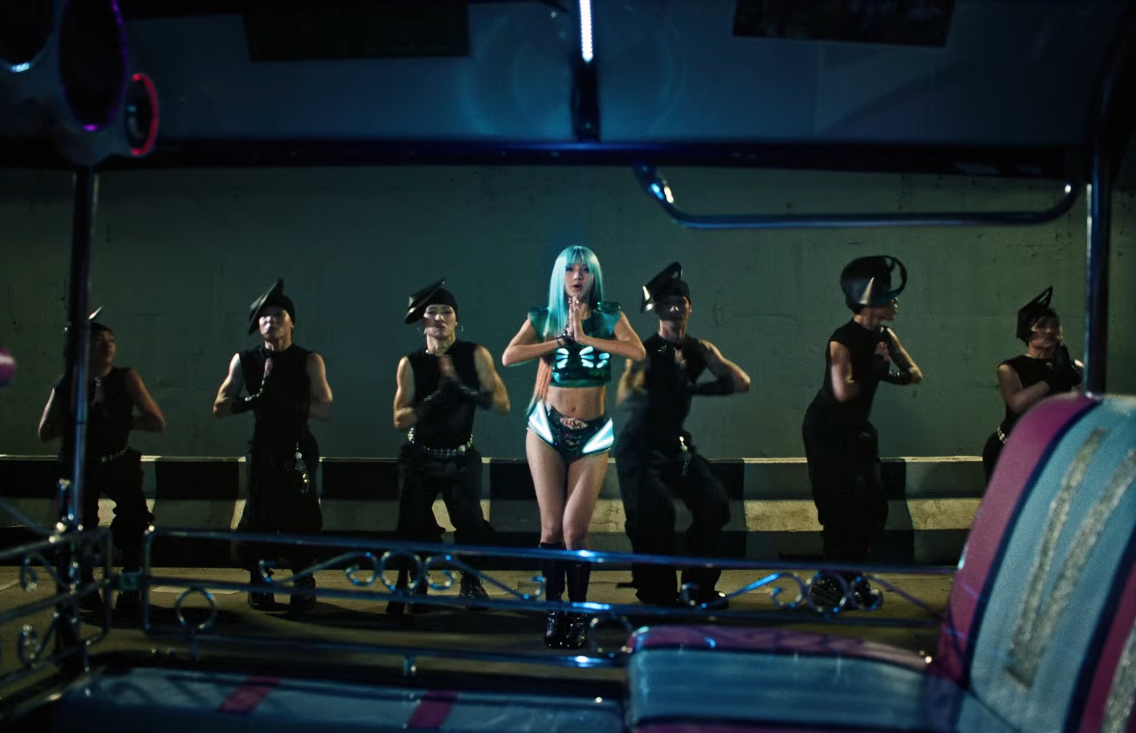 LISA SaWaDiKa Official Music Video18 SaWaDiKa! มงลง ‘ลิซ่า’ อัดแน่นอัตลักษณ์ไทยสับๆแบบตัวมัม แบบตัวแม่ สะเทือนยูทูบด้วยสถิติอันดับ 1 แห่งปี 2026