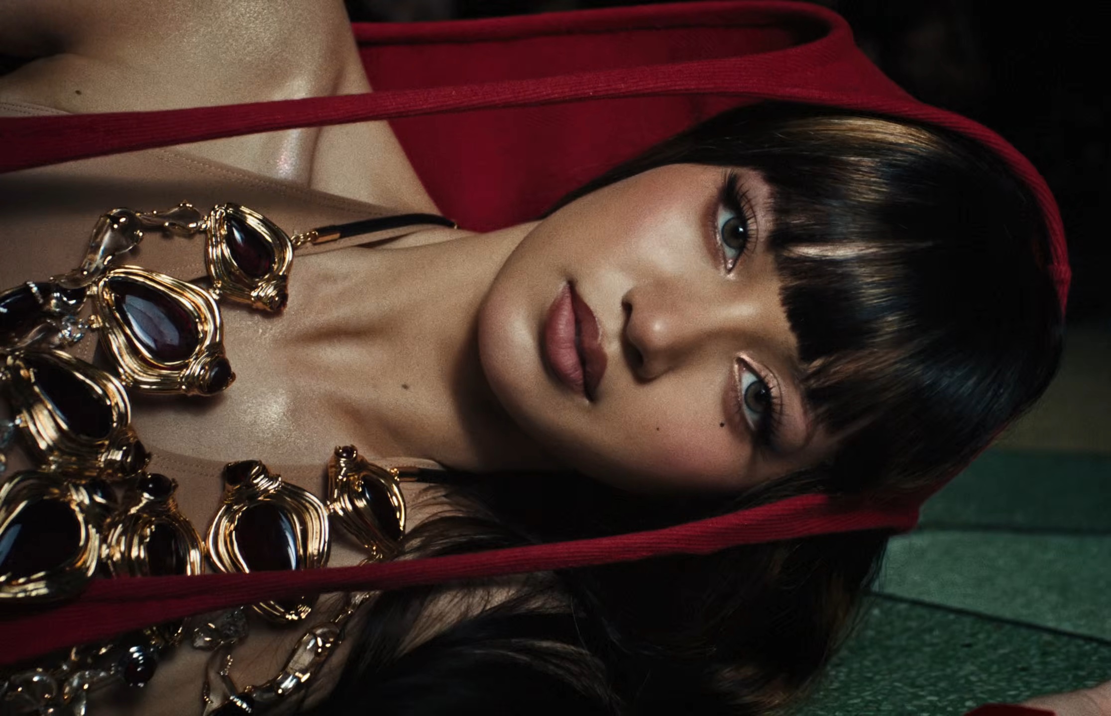 LISA SaWaDiKa Official Music Video2 SaWaDiKa! มงลง ‘ลิซ่า’ อัดแน่นอัตลักษณ์ไทยสับๆแบบตัวมัม แบบตัวแม่ สะเทือนยูทูบด้วยสถิติอันดับ 1 แห่งปี 2026