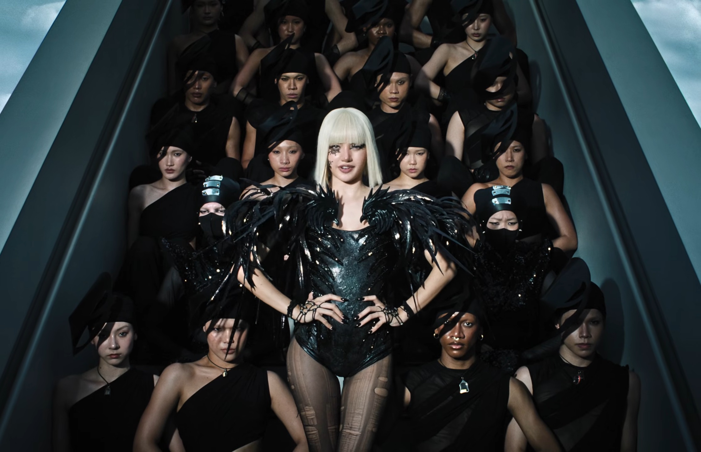 LISA SaWaDiKa Official Music Video20 SaWaDiKa! มงลง ‘ลิซ่า’ อัดแน่นอัตลักษณ์ไทยสับๆแบบตัวมัม แบบตัวแม่ สะเทือนยูทูบด้วยสถิติอันดับ 1 แห่งปี 2026