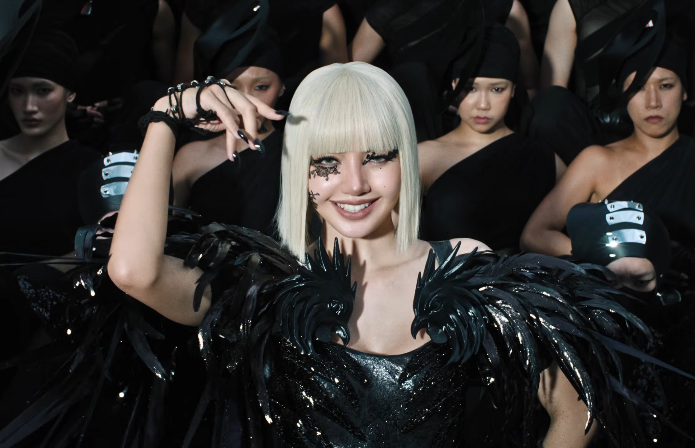LISA SaWaDiKa Official Music Video21 SaWaDiKa! มงลง ‘ลิซ่า’ อัดแน่นอัตลักษณ์ไทยสับๆแบบตัวมัม แบบตัวแม่ สะเทือนยูทูบด้วยสถิติอันดับ 1 แห่งปี 2026