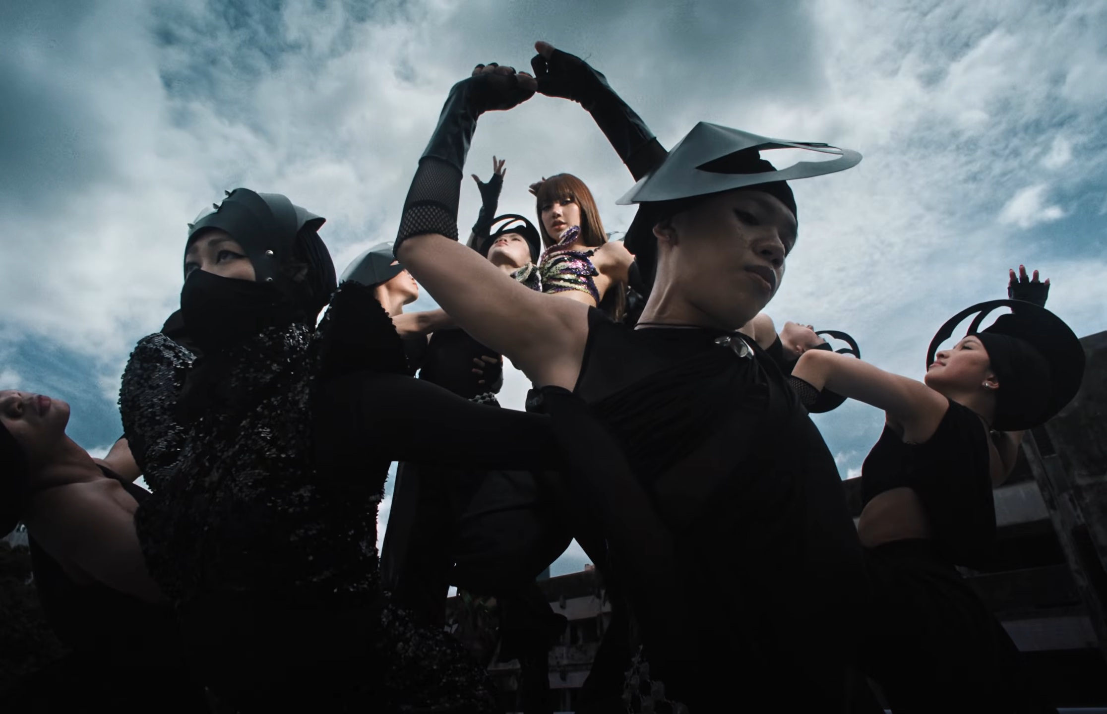 LISA SaWaDiKa Official Music Video22 SaWaDiKa! มงลง ‘ลิซ่า’ อัดแน่นอัตลักษณ์ไทยสับๆแบบตัวมัม แบบตัวแม่ สะเทือนยูทูบด้วยสถิติอันดับ 1 แห่งปี 2026