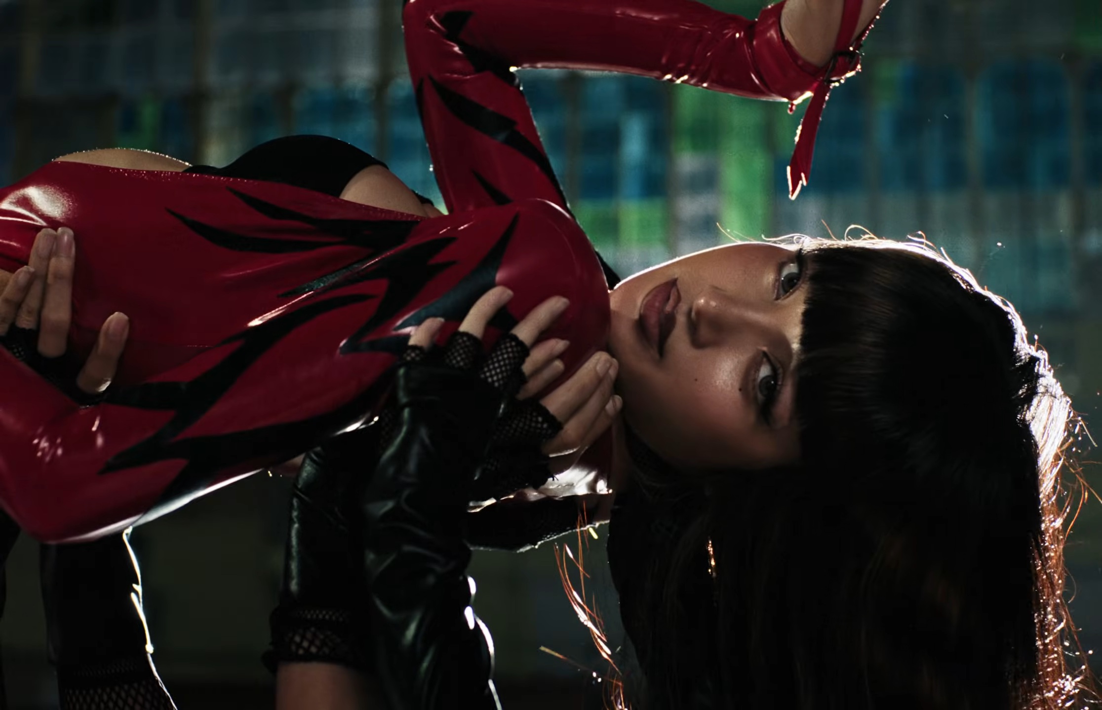 LISA SaWaDiKa Official Music Video25 SaWaDiKa! มงลง ‘ลิซ่า’ อัดแน่นอัตลักษณ์ไทยสับๆแบบตัวมัม แบบตัวแม่ สะเทือนยูทูบด้วยสถิติอันดับ 1 แห่งปี 2026