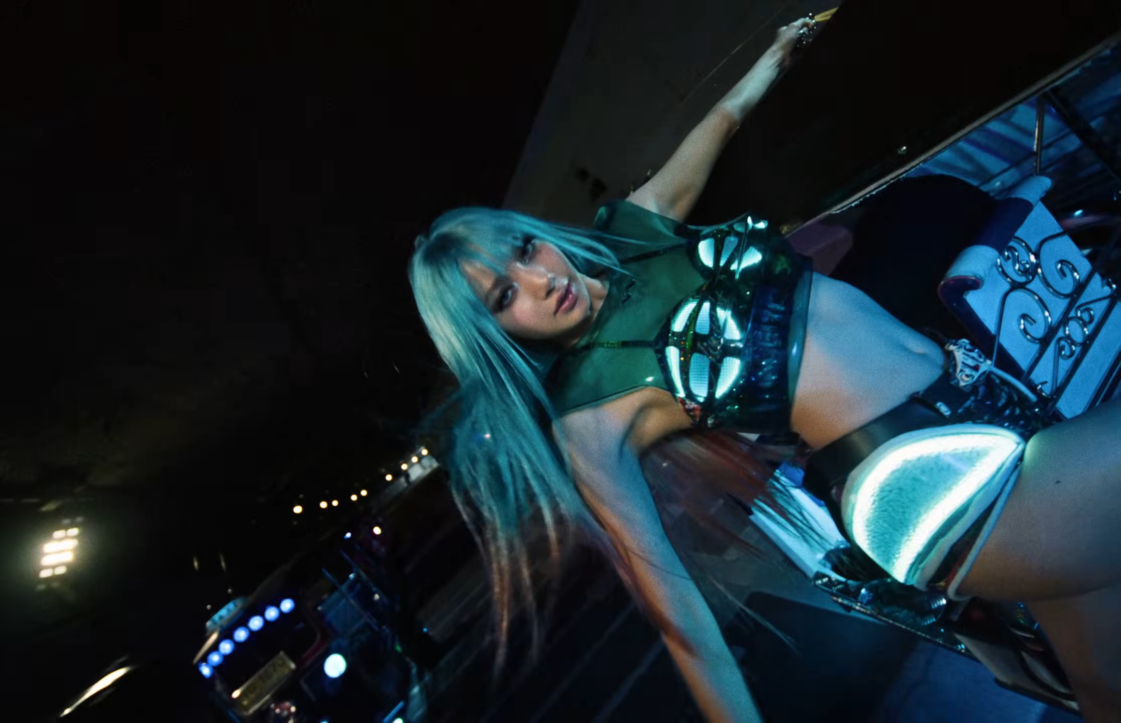 LISA SaWaDiKa Official Music Video26 SaWaDiKa! มงลง ‘ลิซ่า’ อัดแน่นอัตลักษณ์ไทยสับๆแบบตัวมัม แบบตัวแม่ สะเทือนยูทูบด้วยสถิติอันดับ 1 แห่งปี 2026
