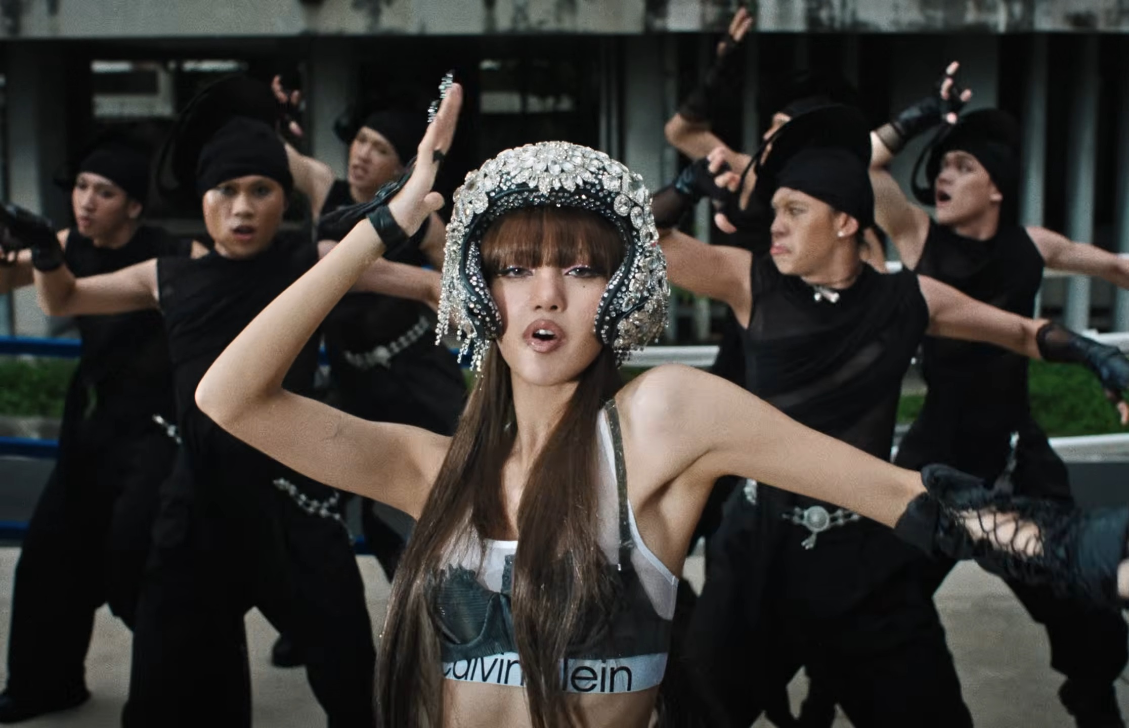 LISA SaWaDiKa Official Music Video27 SaWaDiKa! มงลง ‘ลิซ่า’ อัดแน่นอัตลักษณ์ไทยสับๆแบบตัวมัม แบบตัวแม่ สะเทือนยูทูบด้วยสถิติอันดับ 1 แห่งปี 2026