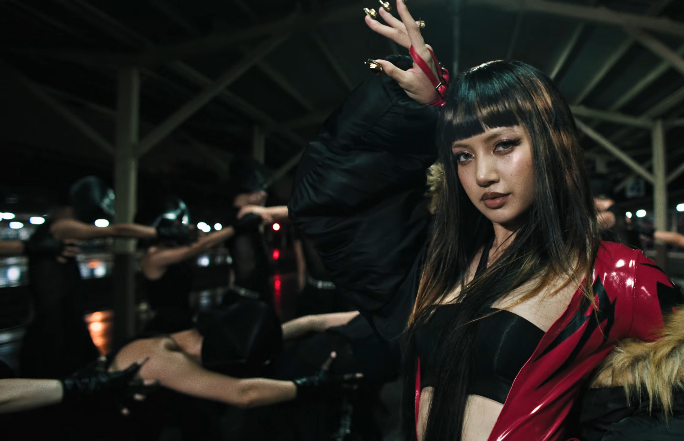 LISA SaWaDiKa Official Music Video28 SaWaDiKa! มงลง ‘ลิซ่า’ อัดแน่นอัตลักษณ์ไทยสับๆแบบตัวมัม แบบตัวแม่ สะเทือนยูทูบด้วยสถิติอันดับ 1 แห่งปี 2026