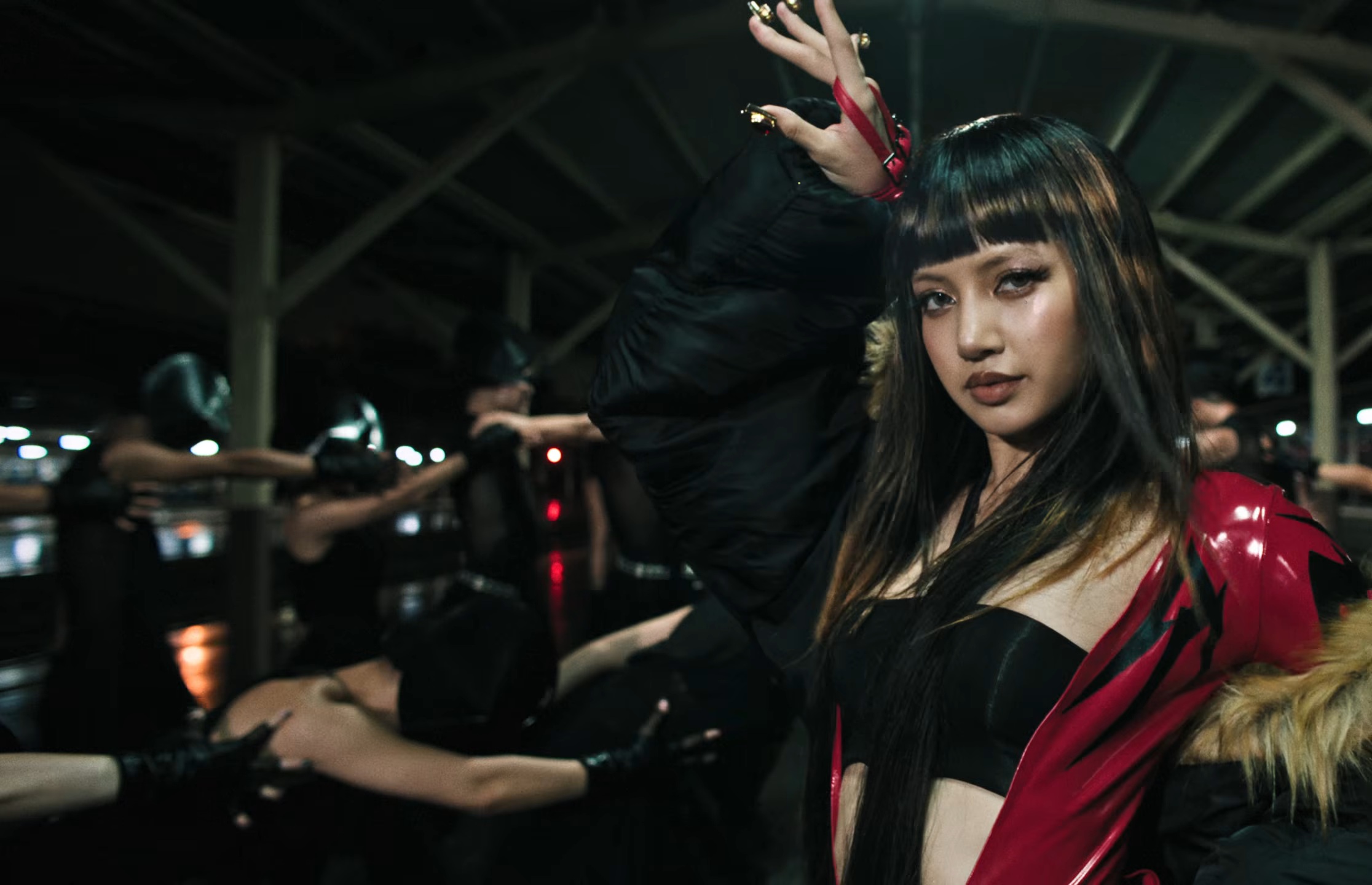 LISA SaWaDiKa Official Music Video3 SaWaDiKa! มงลง ‘ลิซ่า’ อัดแน่นอัตลักษณ์ไทยสับๆแบบตัวมัม แบบตัวแม่ สะเทือนยูทูบด้วยสถิติอันดับ 1 แห่งปี 2026