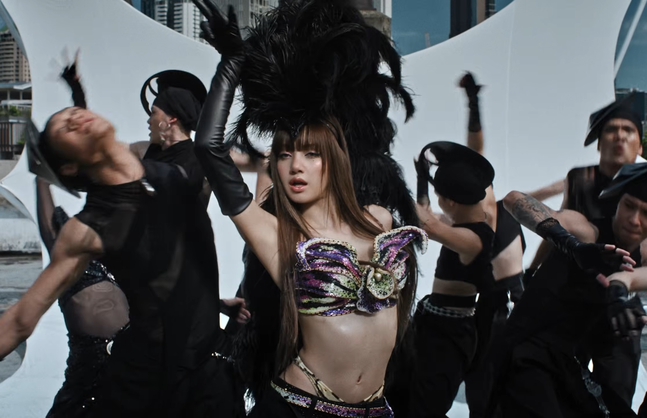 LISA SaWaDiKa Official Music Video4 SaWaDiKa! มงลง ‘ลิซ่า’ อัดแน่นอัตลักษณ์ไทยสับๆแบบตัวมัม แบบตัวแม่ สะเทือนยูทูบด้วยสถิติอันดับ 1 แห่งปี 2026