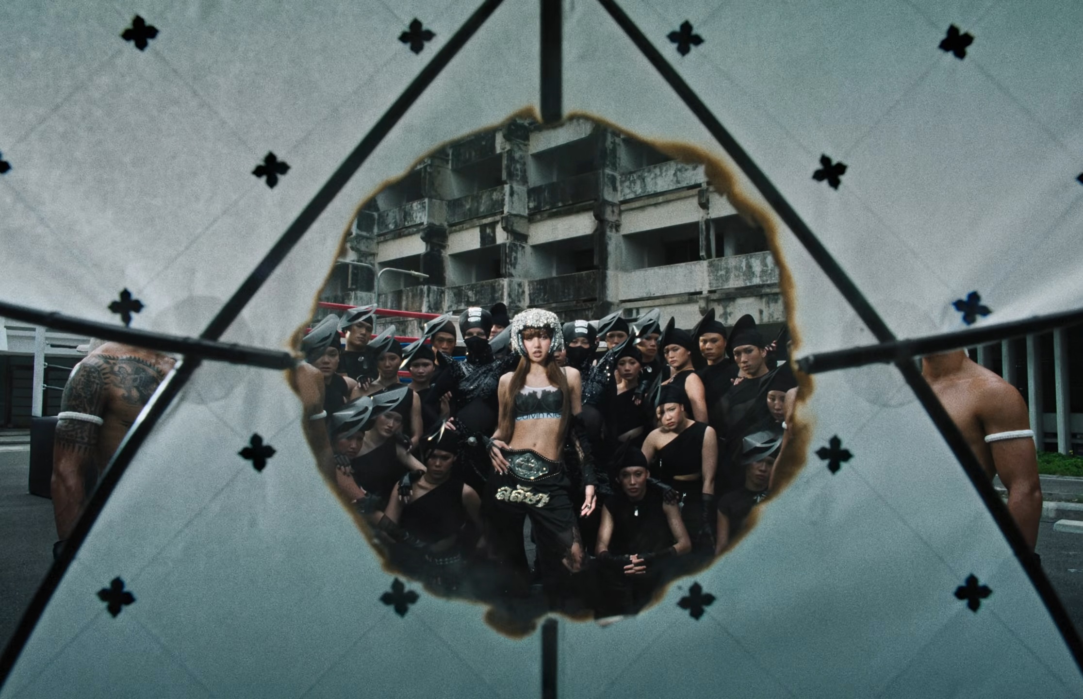 LISA SaWaDiKa Official Music Video5 SaWaDiKa! มงลง ‘ลิซ่า’ อัดแน่นอัตลักษณ์ไทยสับๆแบบตัวมัม แบบตัวแม่ สะเทือนยูทูบด้วยสถิติอันดับ 1 แห่งปี 2026