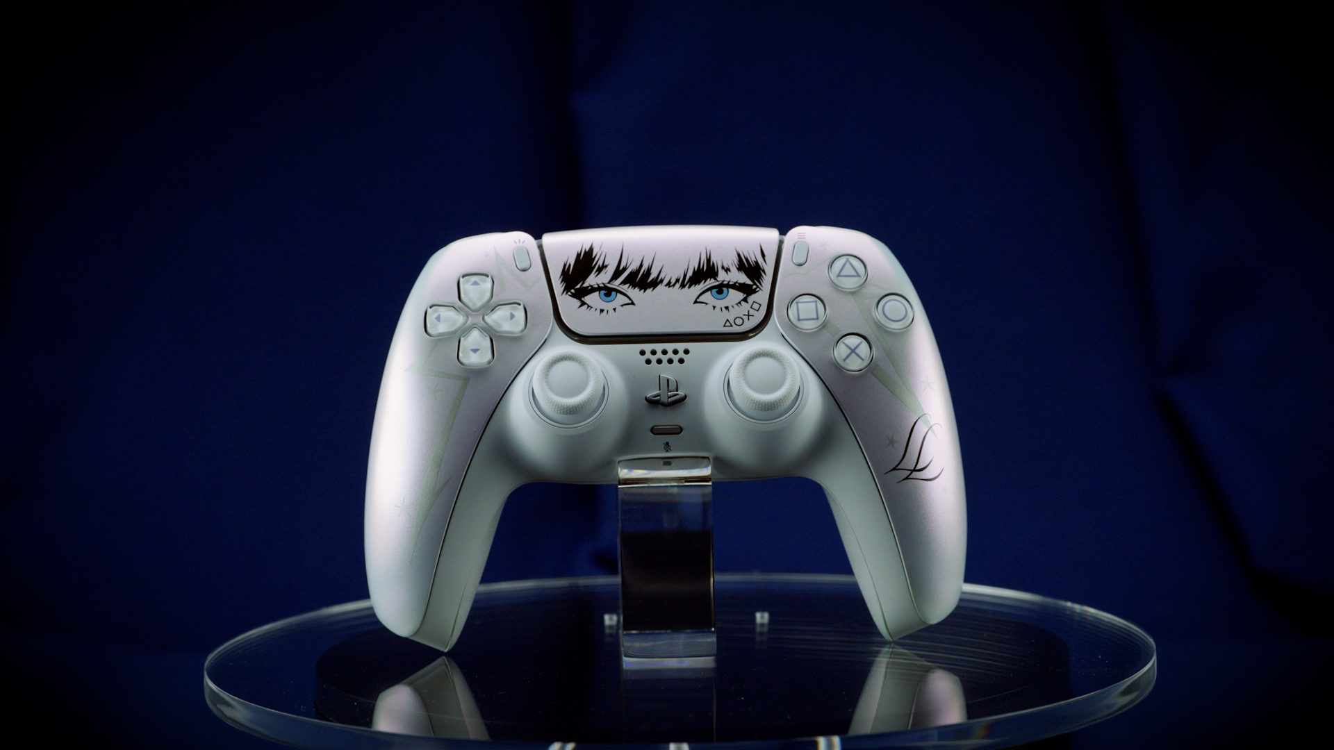 LISA DualSense 1 Lisa x PlayStation เตรียมพบกับการเปิดตัว DualSense – Lisa Limited Edition คอนโทรลเลอร์รุ่นพิเศษที่ลิซ่าร่วมออกแบบด้วยตัวเอง