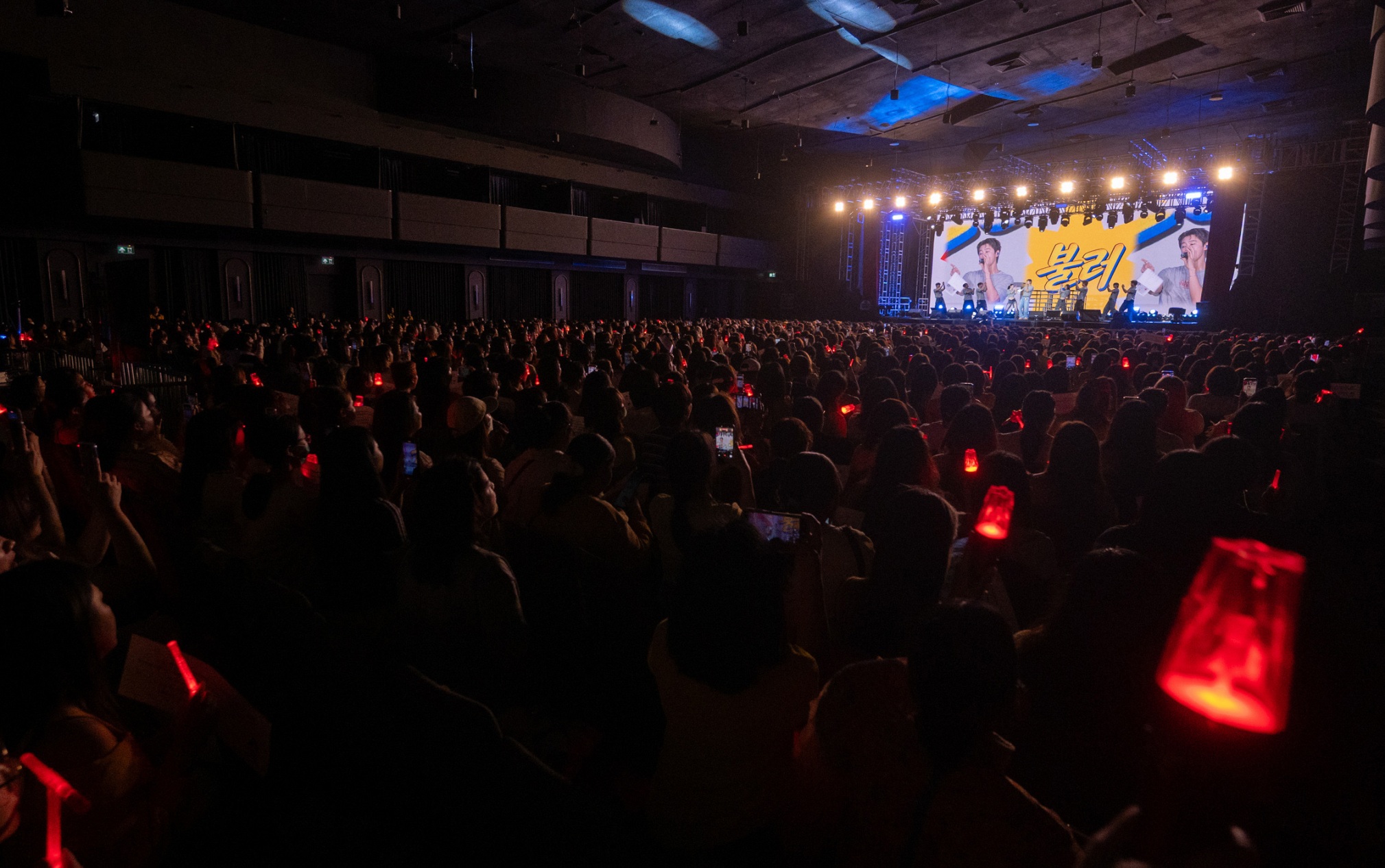 ภาพบรรยากาศ 2 U KNOW PROJECT 26 SCENE1 in BANGKOK ภาพบรรยากาศคอนเสิร์ตเดี่ยวเต็มรูปแบบครั้งแรก ‘U-KNOW PROJECT 26 : SCENE#1 in BANGKOK’