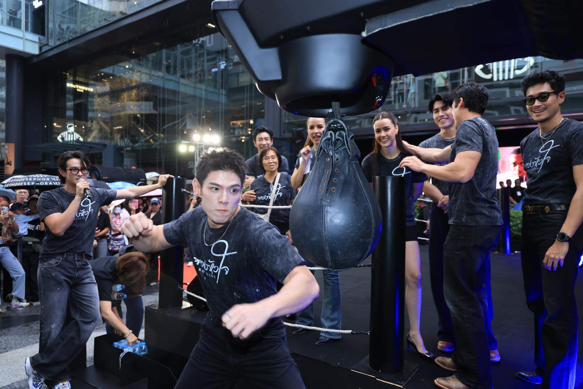 สองหัวใจ Street Fight ต่อยดีมีทอง 13 “ณเดชน์ - อแมนด้า - เจมส์ มาร์” แท็กทีมแฟนละครท้าฝนประลองหมัด! ในงาน “สองหัวใจ Street Fight ต่อยดีมีทอง”