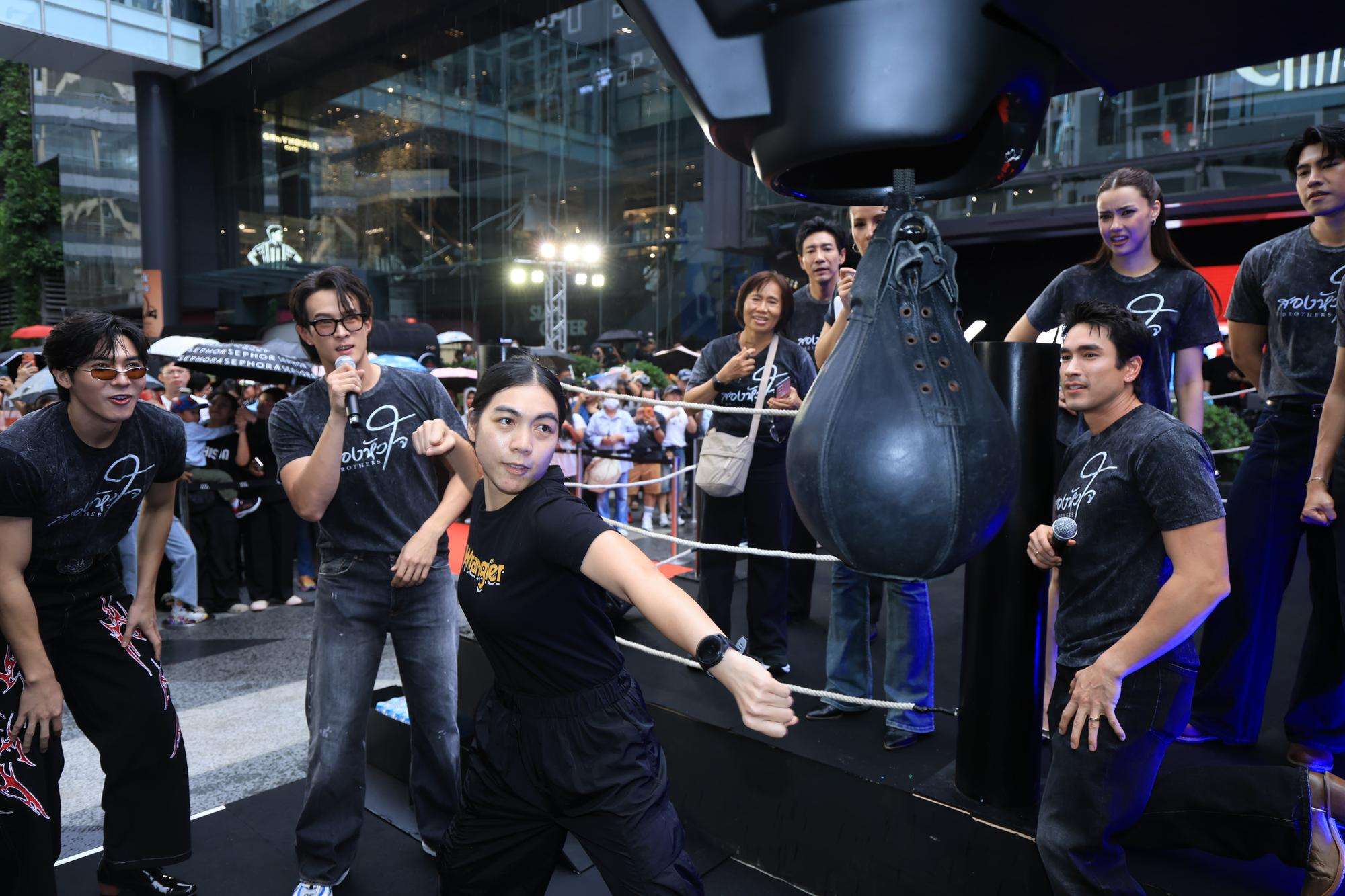 สองหัวใจ Street Fight ต่อยดีมีทอง 14 “ณเดชน์ - อแมนด้า - เจมส์ มาร์” แท็กทีมแฟนละครท้าฝนประลองหมัด! ในงาน “สองหัวใจ Street Fight ต่อยดีมีทอง”